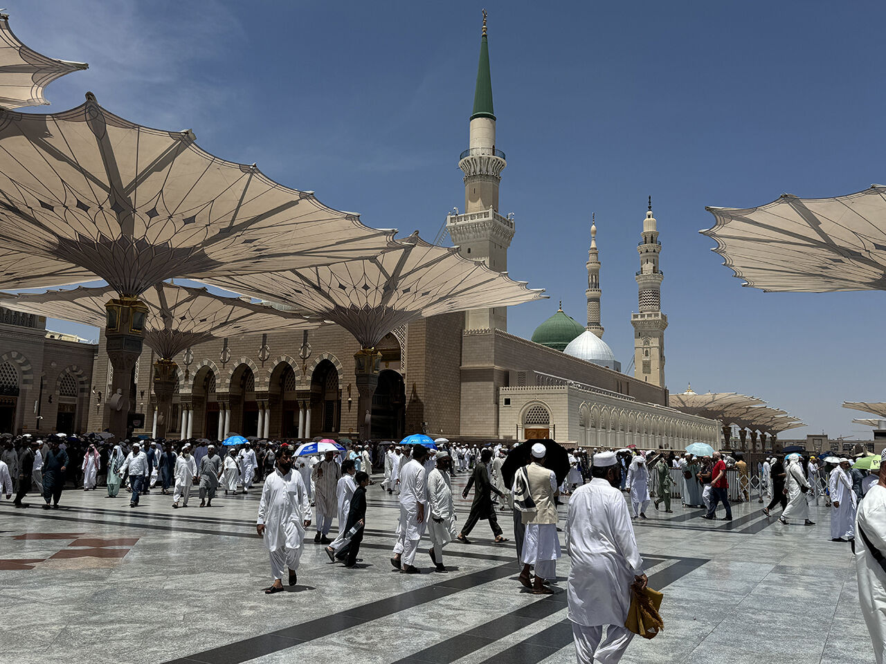 Binlerce Müslüman Mescid-i Nebevi'de cuma namazı kıldı Binlerce Müslüman Mescid-i Nebevi'de cuma namazı kıldı - 1. Resim