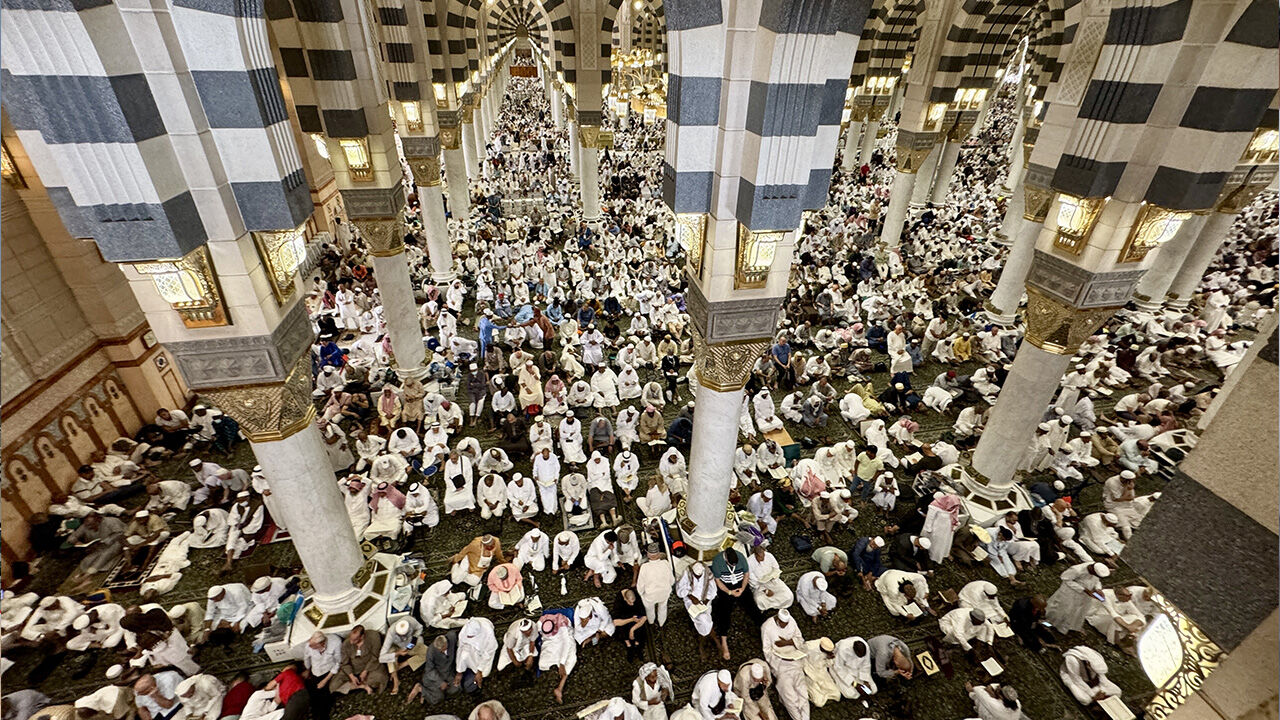 Binlerce Müslüman Mescid-i Nebevi'de cuma namazı kıldı Binlerce Müslüman Mescid-i Nebevi'de cuma namazı kıldı - 1. Resim