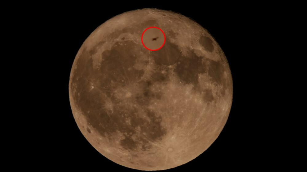 Büyük tesadüf! Dolunay fotoğrafı çekerken ISS'yi görüntüledi: Bir cismin hızla geçtiğini fark ettim - 2. Resim