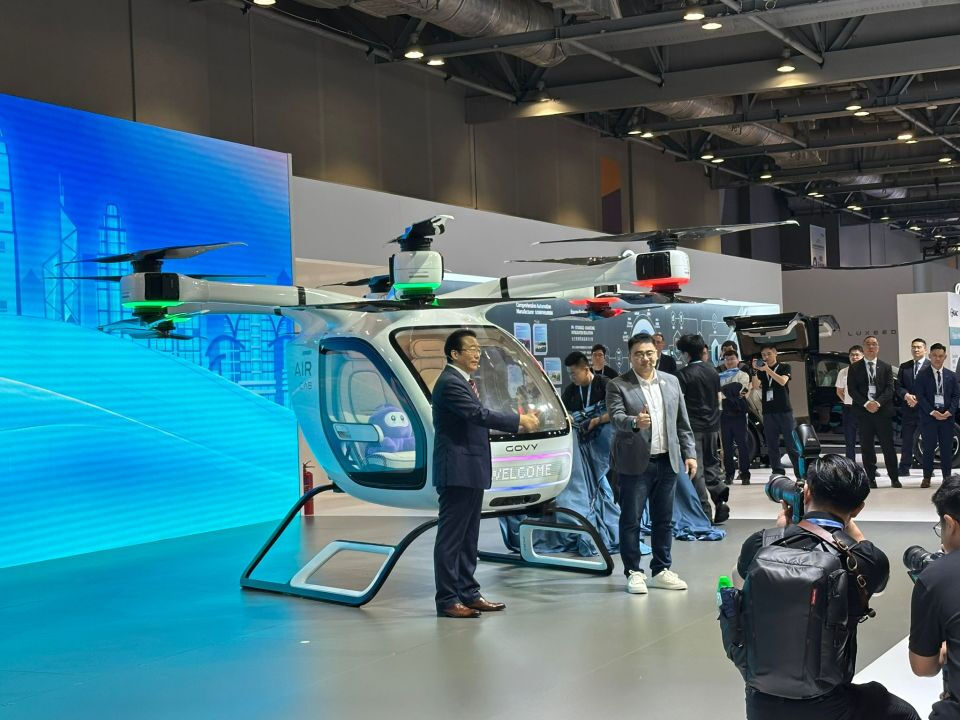 Çinliler sonunda bunu da yaptı: Uçan araba ön siparişe açıldı. Menzil 30 km! Çinliler sonunda bunu da yaptı: Uçan araba ön siparişe açıldı. Menzil 30 km! - 1. Resim