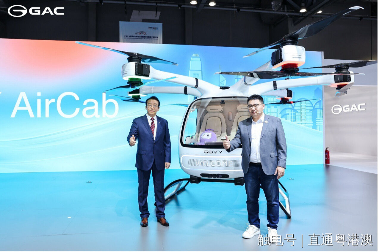 Çinliler sonunda bunu da yaptı: Uçan araba ön siparişe açıldı. Menzil 30 km! Çinliler sonunda bunu da yaptı: Uçan araba ön siparişe açıldı. Menzil 30 km! - 2. Resim