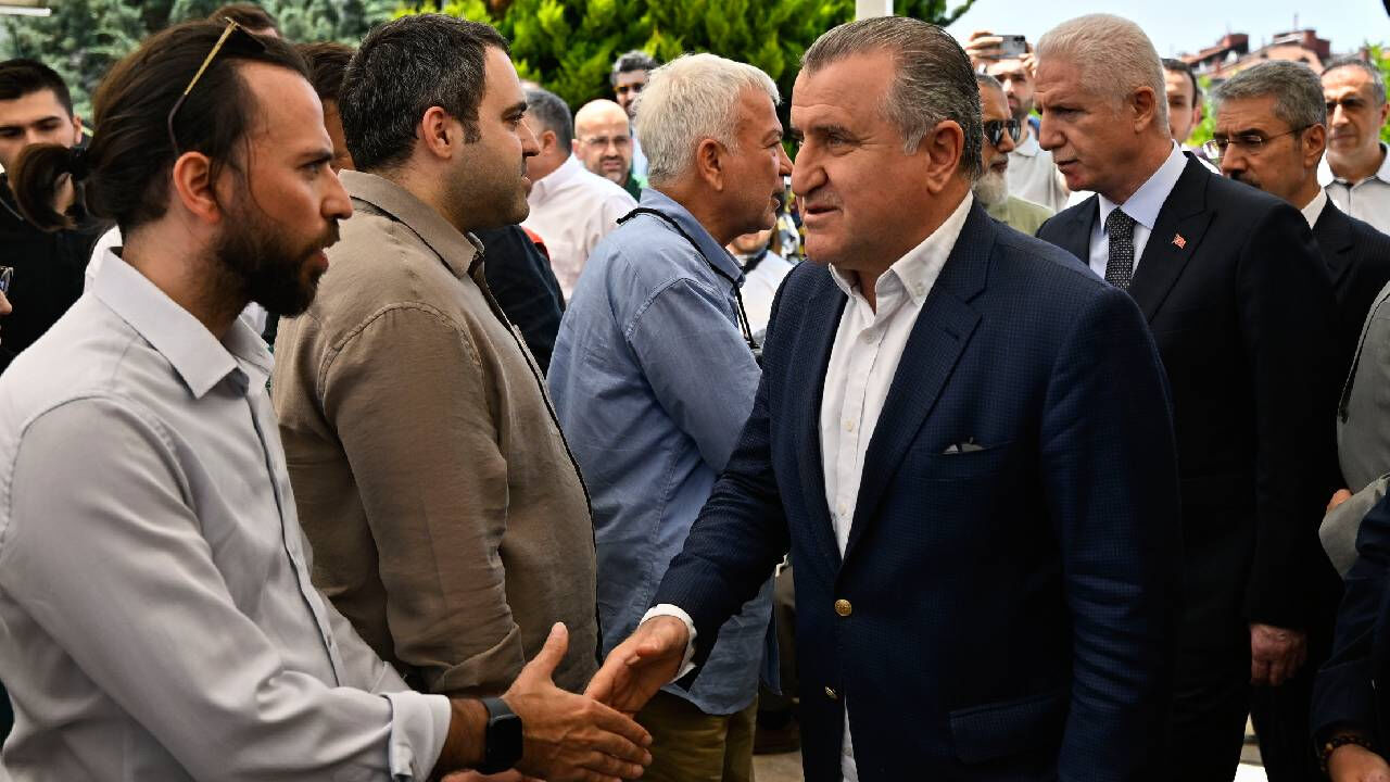 Cumhurbaşkanı Erdoğan'ın sınıf arkadaşıydı! Usta oyuncu Hüseyin Goncagül son yolculuğuna uğurlandı Cumhurbaşkanı Erdoğan'ın sınıf arkadaşıydı! Usta oyuncu Hüseyin Goncagül son yolculuğuna uğurlandı - 4. Resim