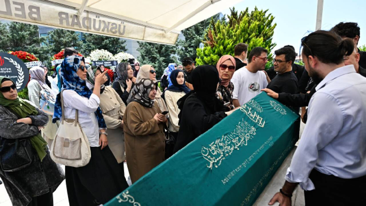 Cumhurbaşkanı Erdoğan'ın sınıf arkadaşıydı! Usta oyuncu Hüseyin Goncagül son yolculuğuna uğurlandı Cumhurbaşkanı Erdoğan'ın sınıf arkadaşıydı! Usta oyuncu Hüseyin Goncagül son yolculuğuna uğurlandı - 5. Resim