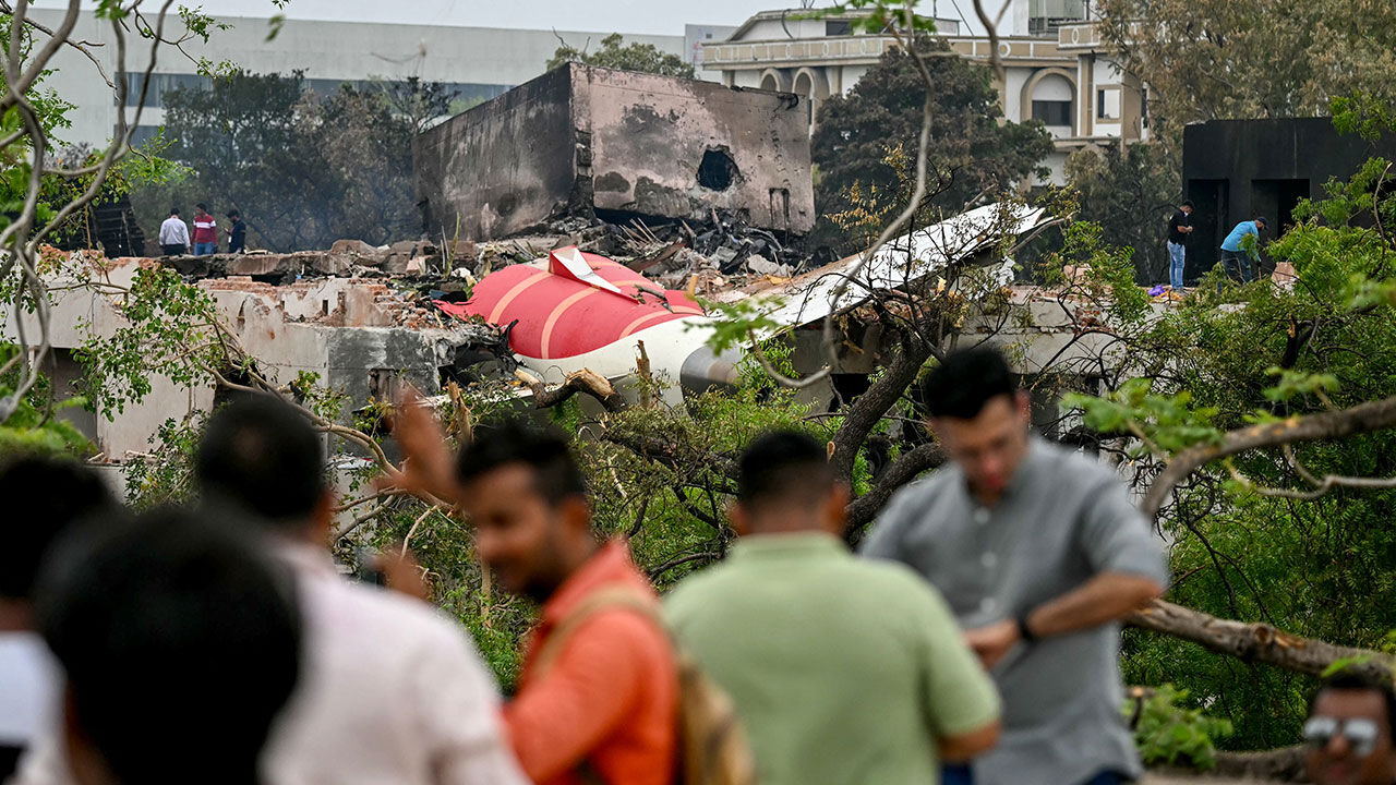 Hindistan'da düşen uçağın içinden çekilen görüntü kafaları karıştırdı!  Hindistan'da düşen uçağın içinden çekilen görüntü kafaları karıştırdı!
