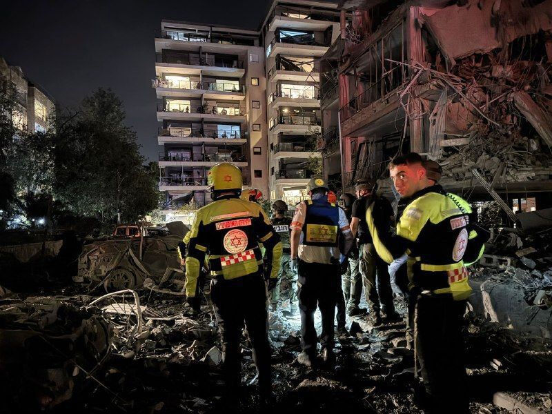 İran'dan İsrail'e misilleme saldırısı! Balistik füzeler ateşlendi, ölü ve yaralılar var İran'ın İsrail'e saldırısı başladı! Balistik füzeler ateşlendi - 1. Resim