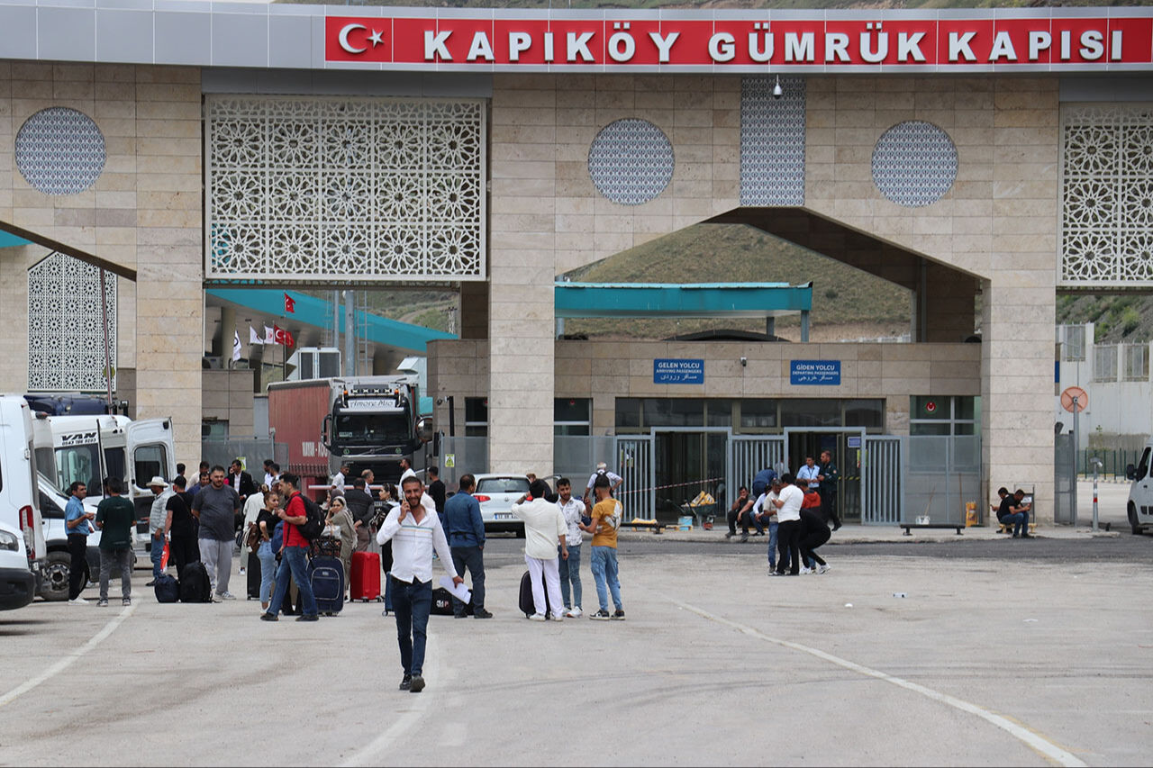 İranlı turistlerden gümrük kapısında İsrail'e tepki: İntikam hissi içindeyiz! İranlı turistlerden gümrük kapısında İsrail'e tepki: İntikam hissi içindeyiz! - 3. Resim