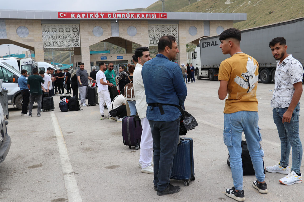 İranlı turistlerden gümrük kapısında İsrail'e tepki: İntikam hissi içindeyiz! İranlı turistlerden gümrük kapısında İsrail'e tepki: İntikam hissi içindeyiz! - 2. Resim