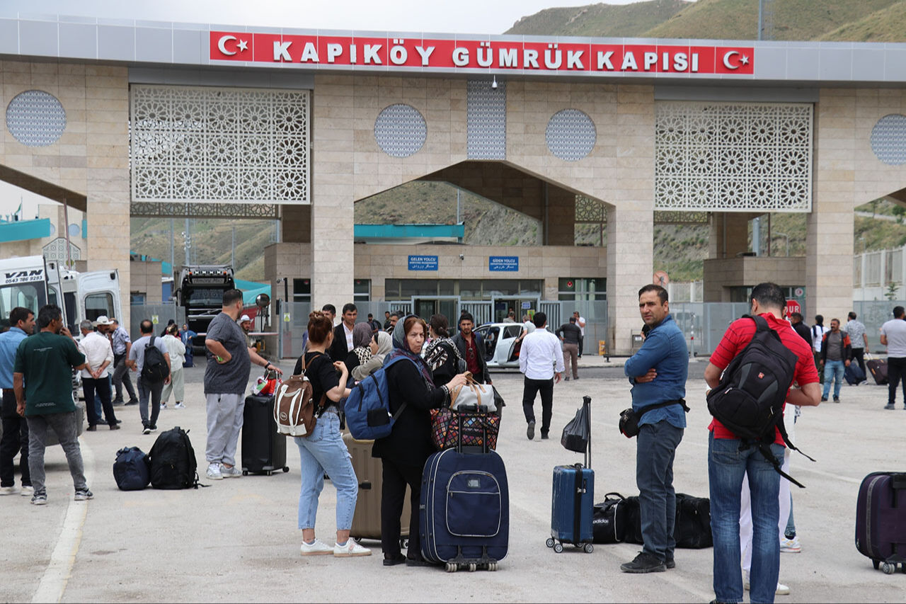 İranlı turistlerden gümrük kapısında İsrail'e tepki: İntikam hissi içindeyiz! İranlı turistlerden gümrük kapısında İsrail'e tepki: İntikam hissi içindeyiz! - 1. Resim