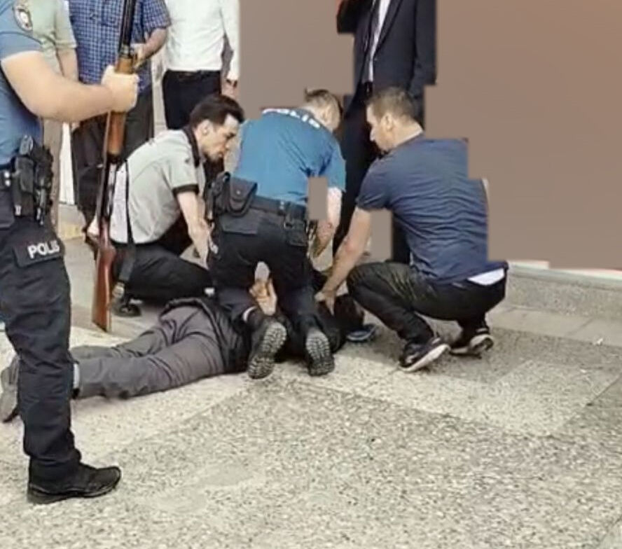 Kendisine kredi vermeyen bankada pompalıyla dehşet saçtı Kendisine kredi vermeyen bankada pompalıyla dehşet saçtı - 2. Resim