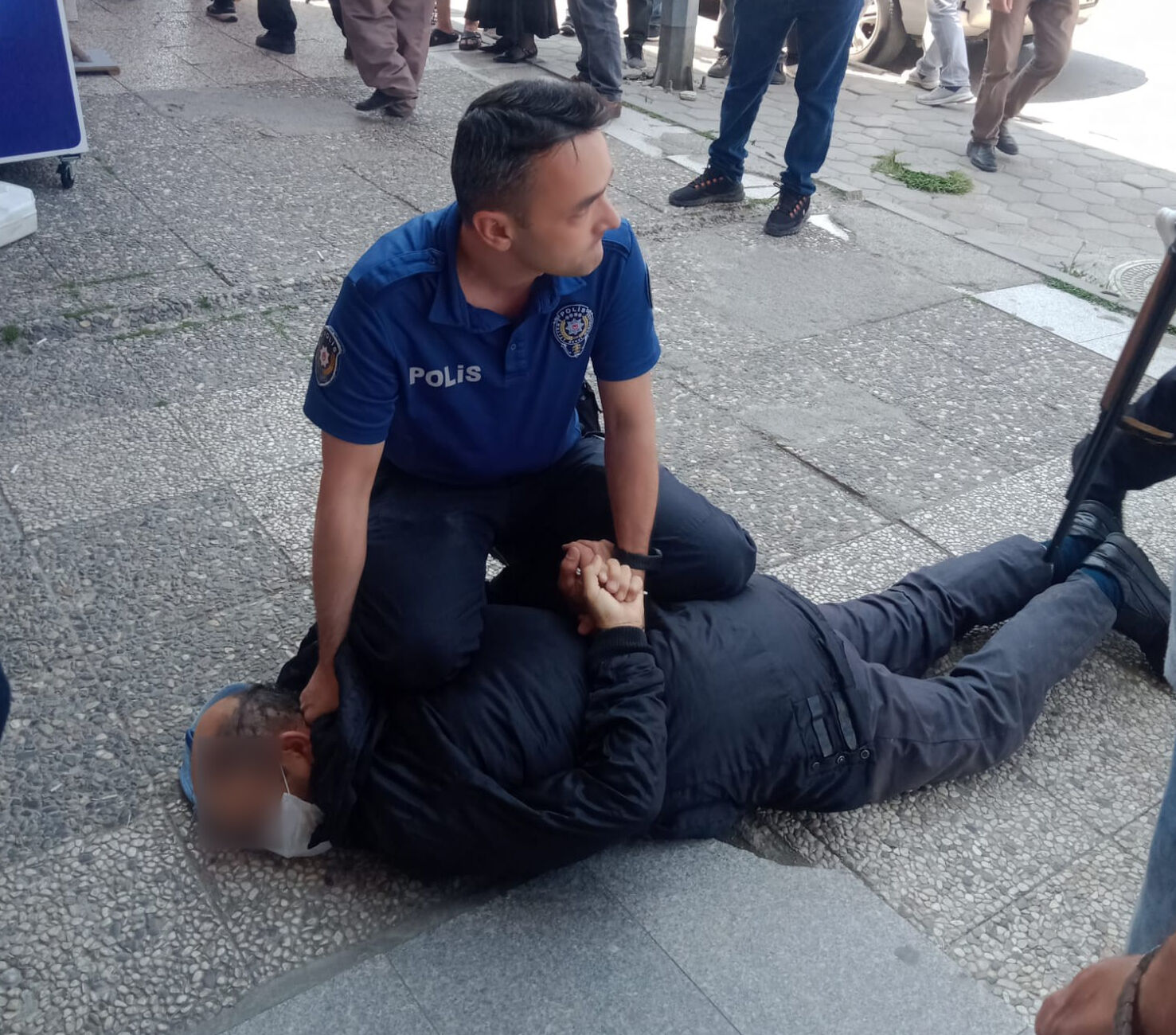 Kendisine kredi vermeyen bankada pompalıyla dehşet saçtı Kendisine kredi vermeyen bankada pompalıyla dehşet saçtı - 1. Resim