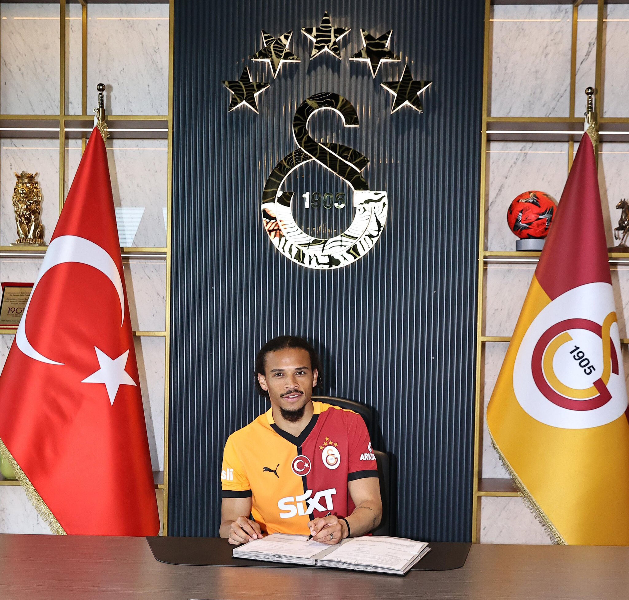 Leroy Sane, Galatasaray'a ve taraftarına övgüler yağdırdı: Türkiye'nin en büyüğüne geldim Leroy Sane, Galatasaray'a ve taraftarına övgüler yağdırdı: Türkiye'nin en büyüğüne geldim - 4. Resim