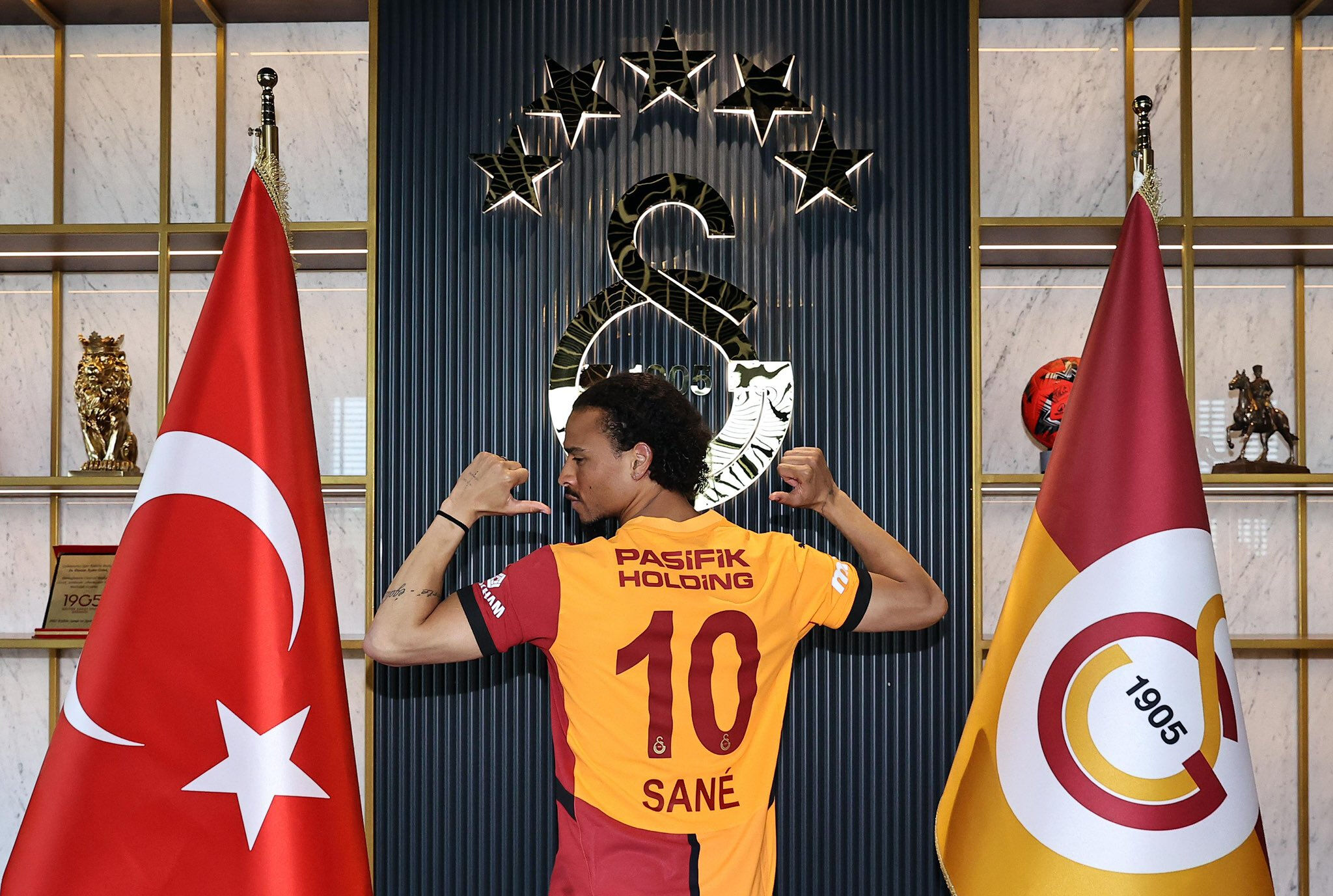 Leroy Sane, Galatasaray'a ve taraftarına övgüler yağdırdı: Türkiye'nin en büyüğüne geldim Leroy Sane, Galatasaray'a ve taraftarına övgüler yağdırdı: Türkiye'nin en büyüğüne geldim - 2. Resim