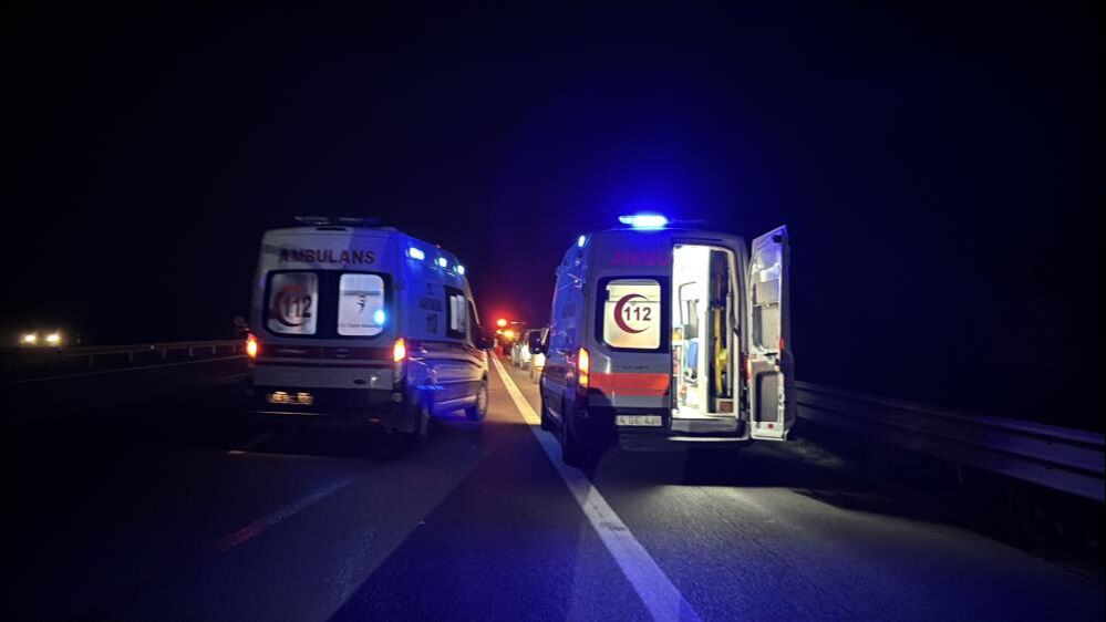 Otoyolda can pazarı: Tüp yüklü kamyon ile minibüs çarpıştı Otoyolda can pazarı: Tüp yüklü kamyon ile minibüs çarpıştı - 2. Resim