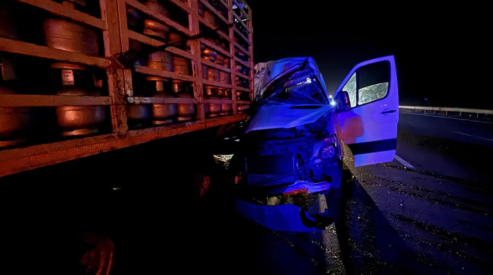 Otoyolda can pazarı: Tüp yüklü kamyon ile minibüs çarpıştı Otoyolda can pazarı: Tüp yüklü kamyon ile minibüs çarpıştı - 1. Resim