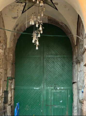 Şafak vaktinde Mescid-i Aksa'ya baskın! İbadet edenleri çıkartıp kapıları mühürlediler Şafak vaktinde Mescid-i Aksa'ya baskın! İbadet edenleri çıkartıp kapıları mühürlediler - 1. Resim