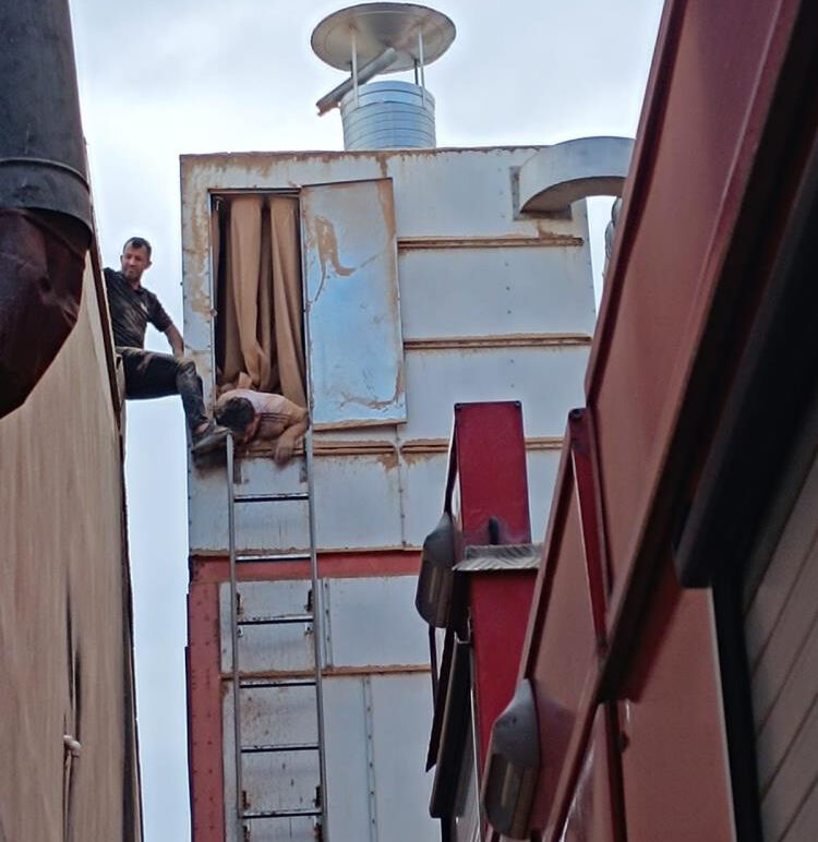 Temizlemek için girdiği makineye sıkıştı! Dehşet anları kamerada Temizlemek için girdiği talaş emici makineye sıkıştı! Dehşet anları kamerada - 1. Resim