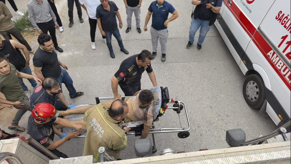 Temizlemek için girdiği makineye sıkıştı! Dehşet anları kamerada Temizlemek için girdiği talaş emici makineye sıkıştı! Dehşet anları kamerada - 4. Resim