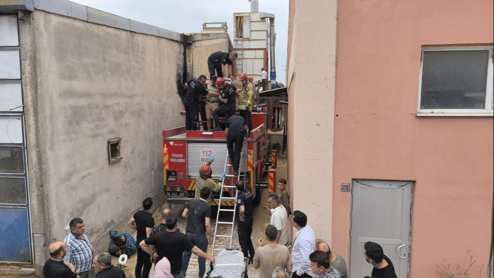 Temizlemek için girdiği makineye sıkıştı! Dehşet anları kamerada Temizlemek için girdiği talaş emici makineye sıkıştı! Dehşet anları kamerada - 3. Resim