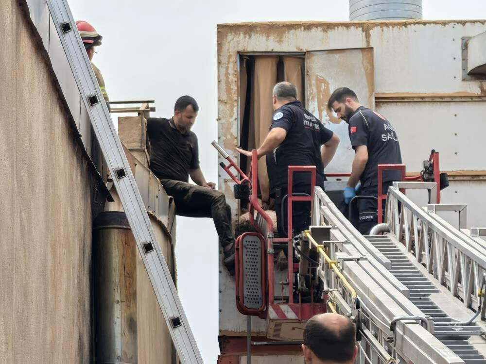 Temizlemek için girdiği makineye sıkıştı! Dehşet anları kamerada Temizlemek için girdiği talaş emici makineye sıkıştı! Dehşet anları kamerada - 2. Resim