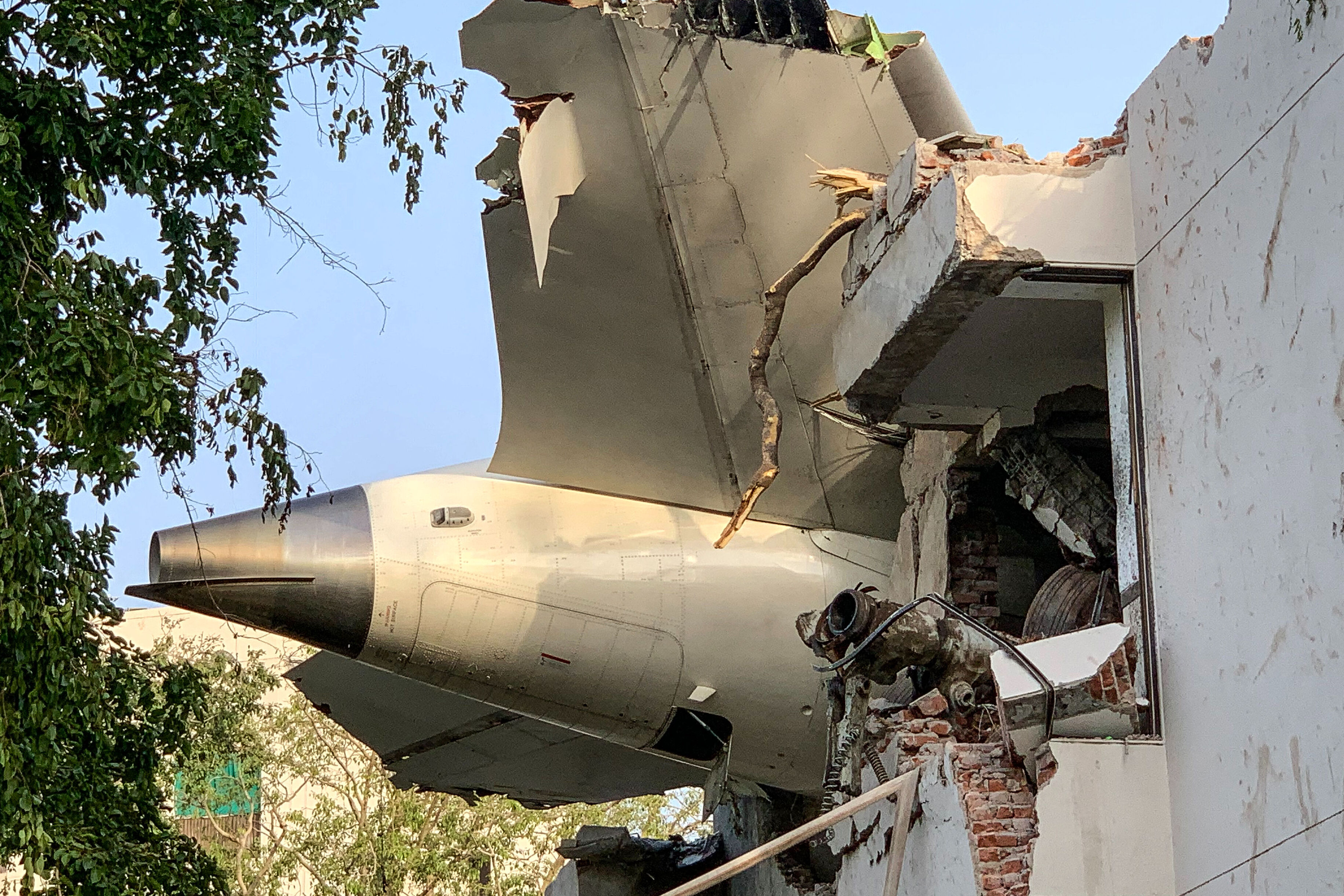 242 kişi hayatını kaybetti, o böyle kurtuldu! "Hala inanamıyorum" diyerek anlattı Uçağa binişi reddedildi, hayatı kurtuldu! 242 kişinin hayatını kaybettiği uçak kazasında ilginç kurtuluş hikayesi - 2. Resim