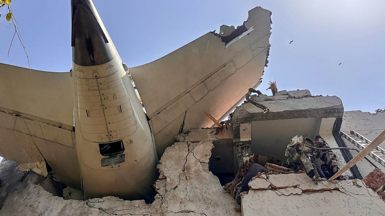 242 kişi hayatını kaybetti, o böyle kurtuldu! "Hala inanamıyorum" diyerek anlattı Uçağa binişi reddedildi, hayatı kurtuldu! 242 kişinin hayatını kaybettiği uçak kazasında ilginç kurtuluş hikayesi - 1. Resim