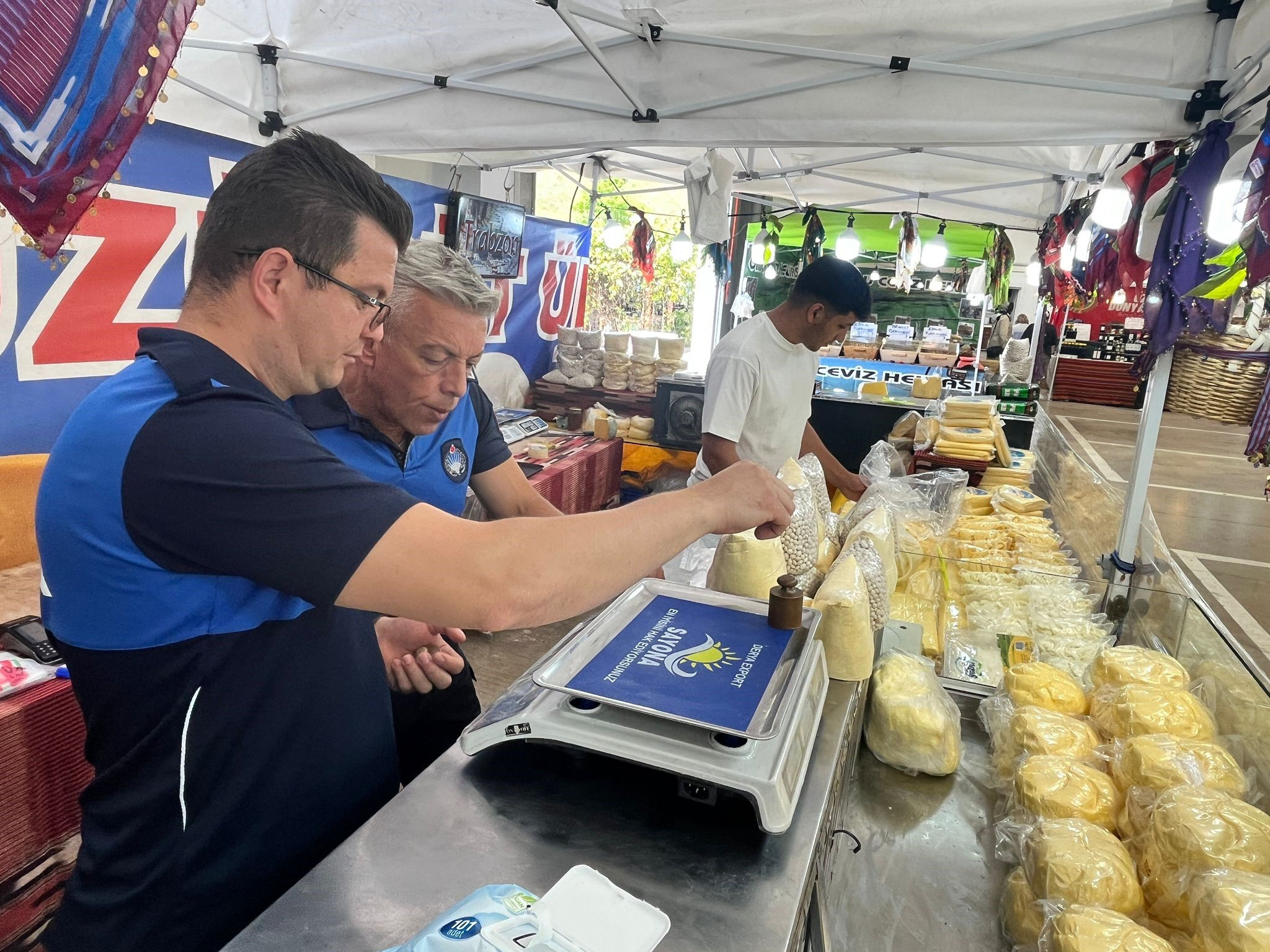 Vatandaşa yedireceklerdi! Festivalde kirli oyun: Etiketi kaldıran ekipler şoke oldu Vatandaşa yedireceklerdi! Festivalde kirli oyun: Etiketi kaldıran ekipler şoke oldu - 3. Resim