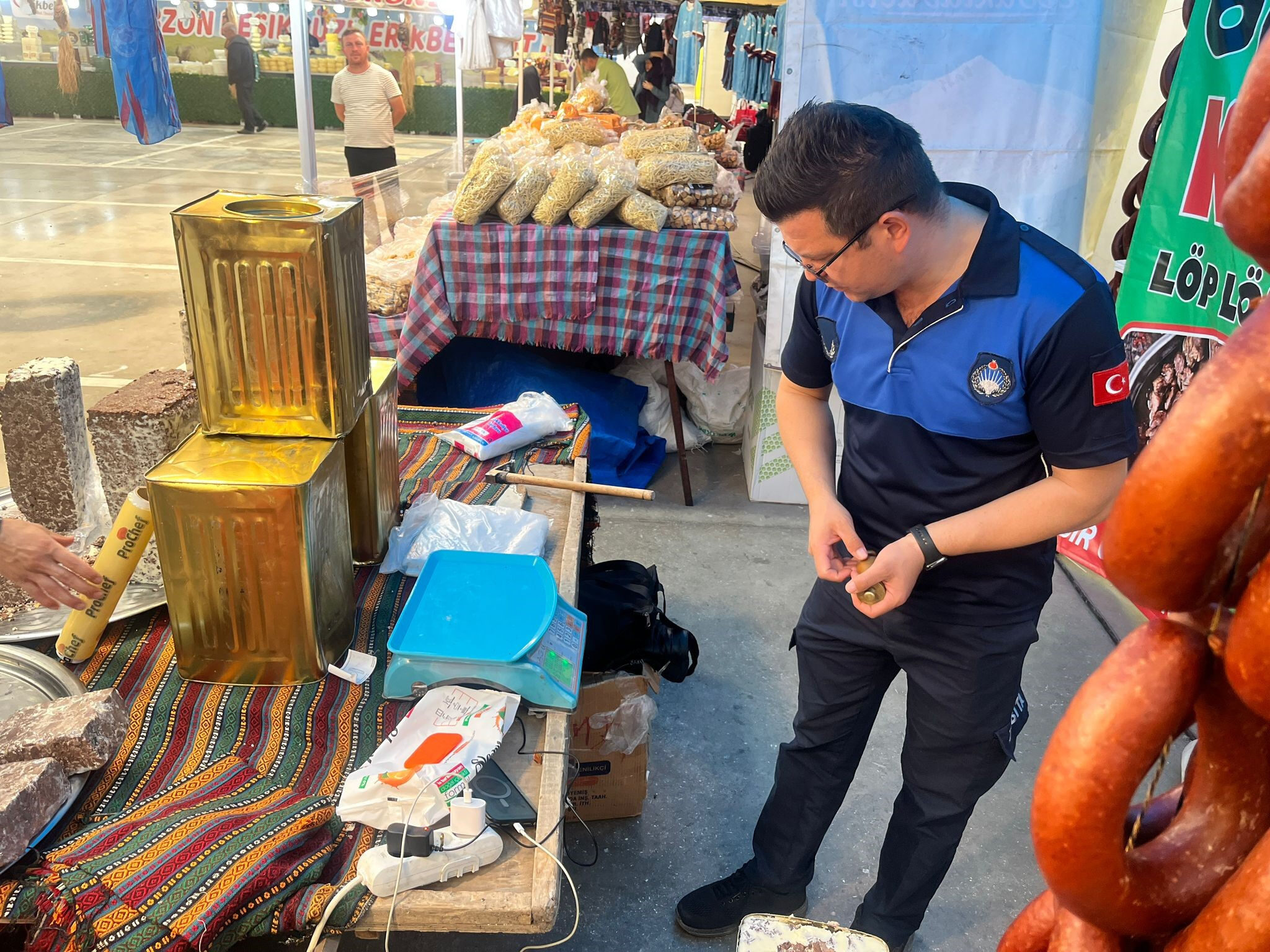 Vatandaşa yedireceklerdi! Festivalde kirli oyun: Etiketi kaldıran ekipler şoke oldu Vatandaşa yedireceklerdi! Festivalde kirli oyun: Etiketi kaldıran ekipler şoke oldu - 1. Resim