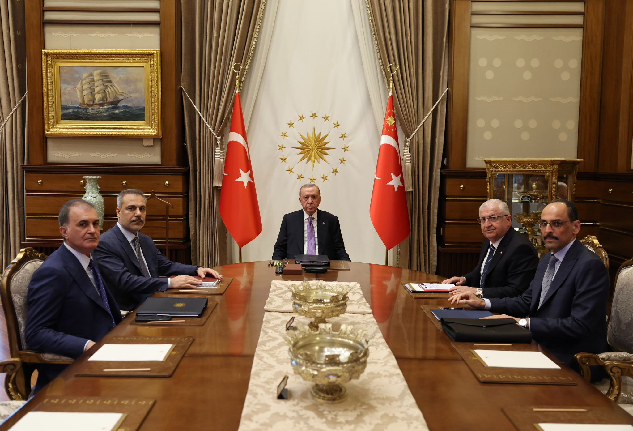 Beştepe'de güvenlik zirvesi! İsrail'in saldırganlığı ve Türkiye'ye yönelik tehditler masada Beştepe'de güvenlik zirvesi! Cumhurbaşkanı Erdoğan, Fidan, Güler, Kalın ve Çelik'i kabul etti - 1. Resim