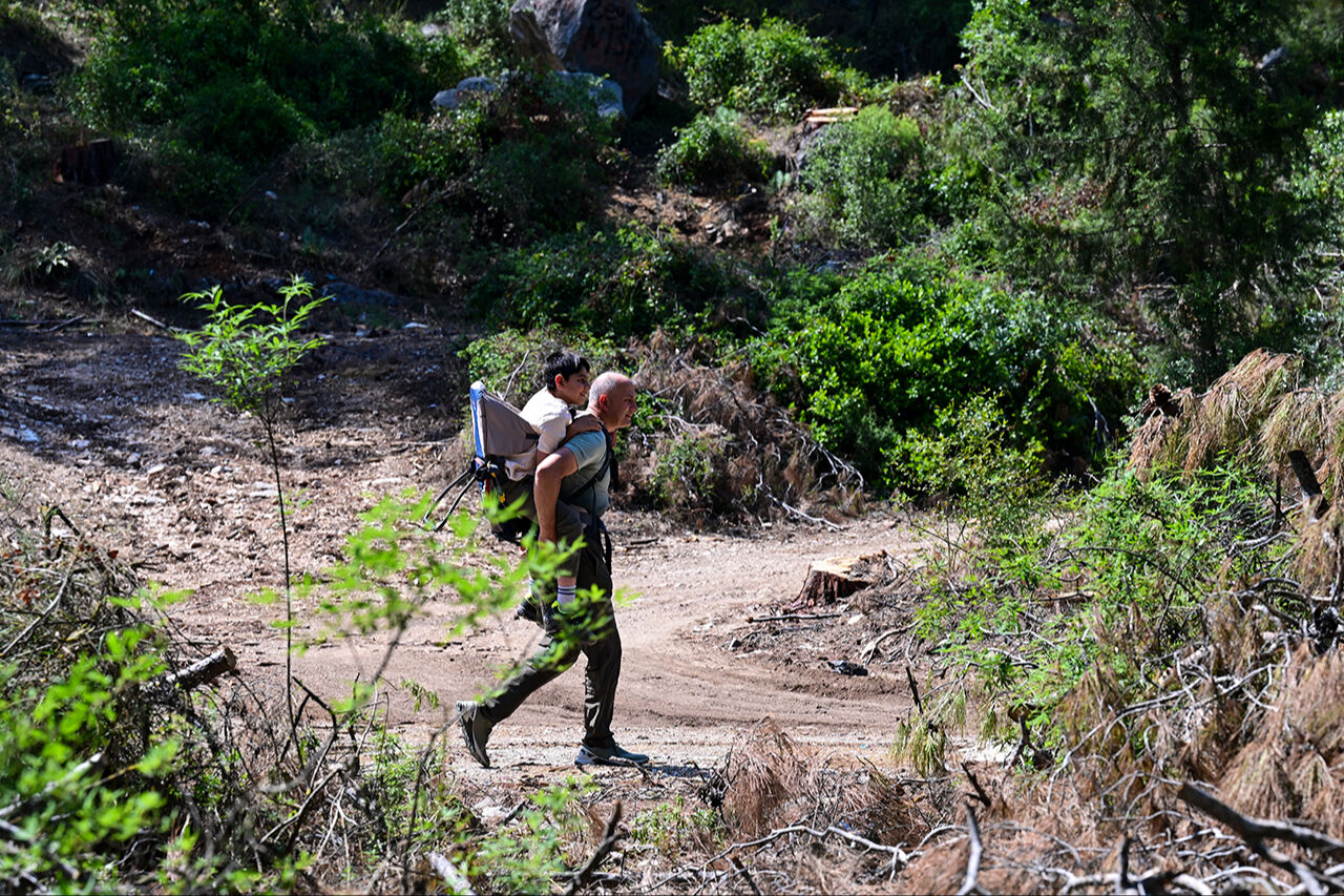 Dağ gibi baba! İyi geldiğini fark edince dağ taş demeden oğlunu sırtında gezdirdi, görenler duygulandı - 5. Resim