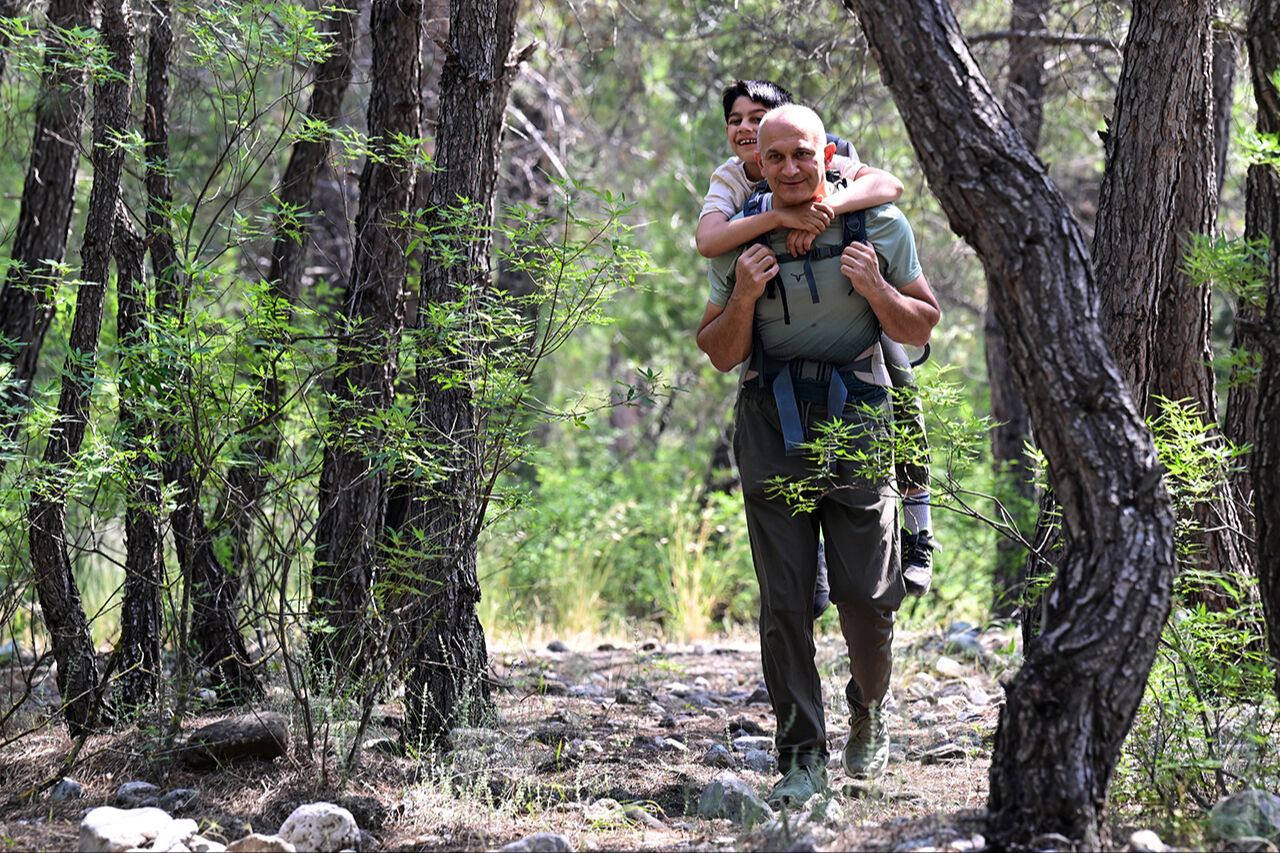 Dağ gibi baba! İyi geldiğini fark edince dağ taş demeden oğlunu sırtında gezdirdi, görenler duygulandı - 4. Resim