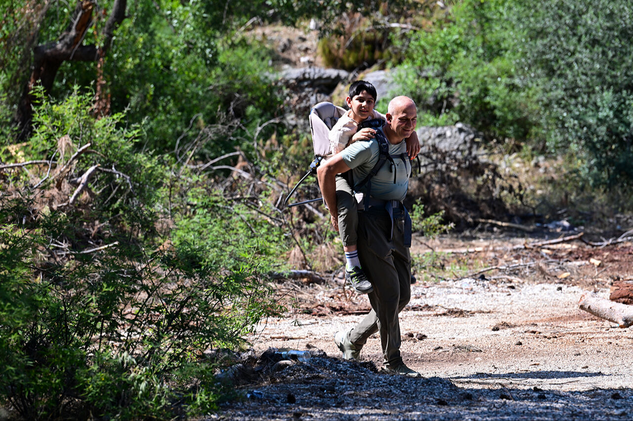Dağ gibi baba! İyi geldiğini fark edince dağ taş demeden oğlunu sırtında gezdirdi, görenler duygulandı - 6. Resim