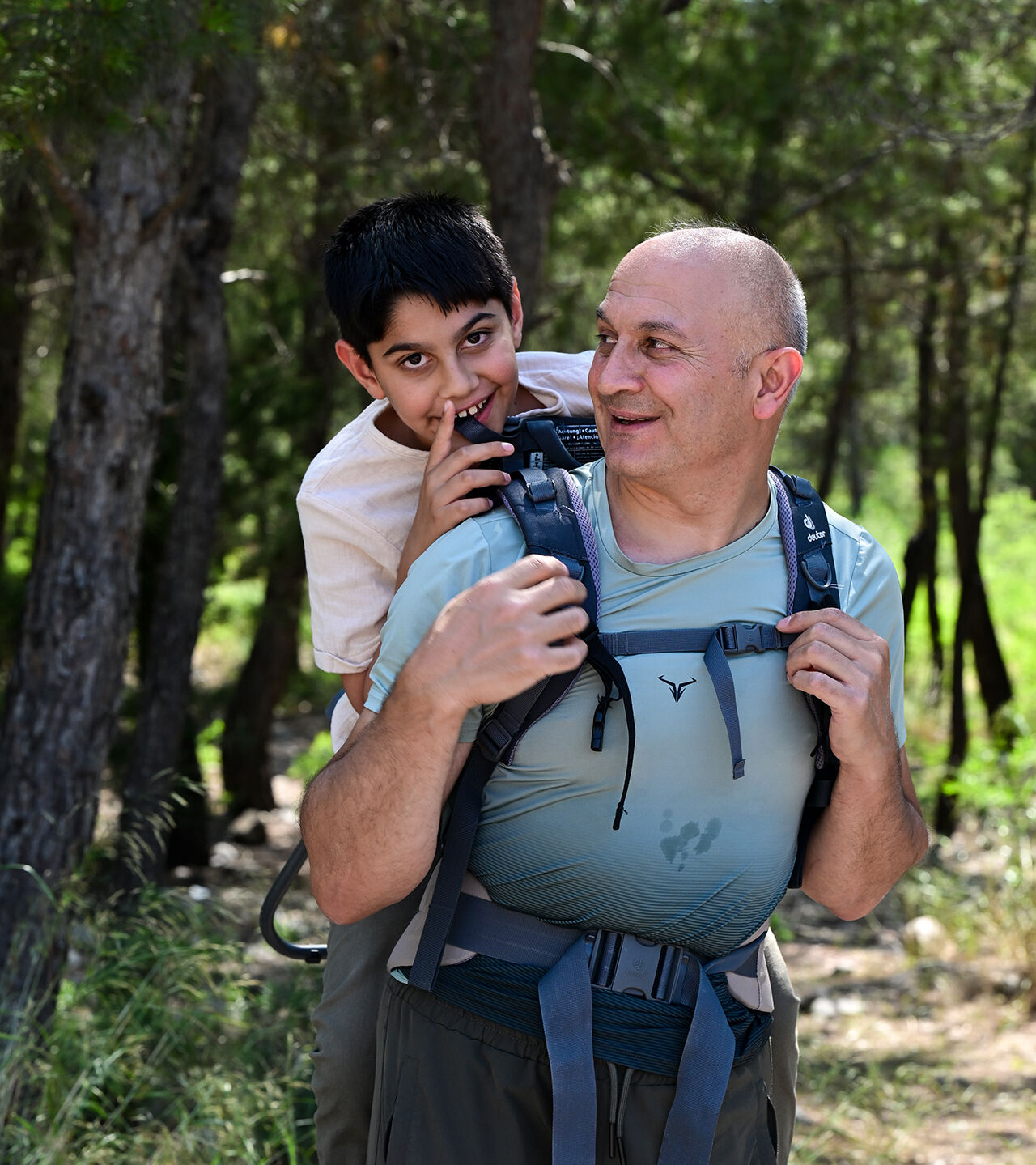 Dağ gibi baba! İyi geldiğini fark edince dağ taş demeden oğlunu sırtında gezdirdi, görenler duygulandı - 7. Resim