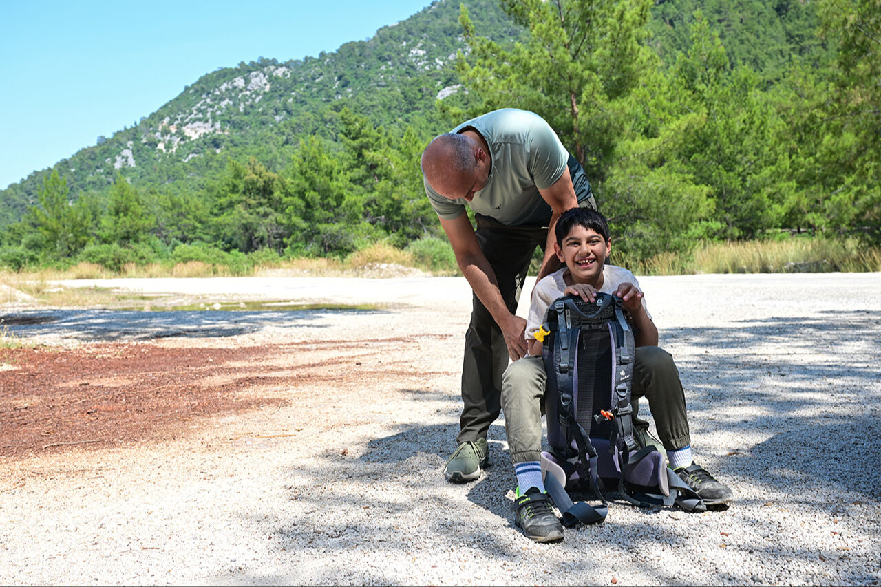 Dağ gibi baba! İyi geldiğini fark edince dağ taş demeden oğlunu sırtında gezdirdi, görenler duygulandı - 2. Resim