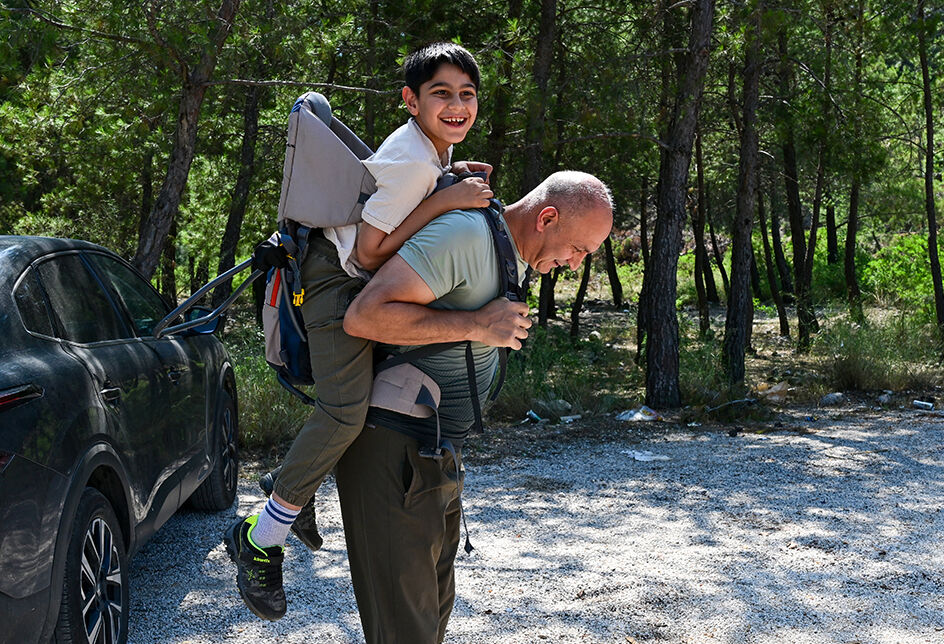 Dağ gibi baba! İyi geldiğini fark edince dağ taş demeden oğlunu sırtında gezdirdi, görenler duygulandı - 3. Resim