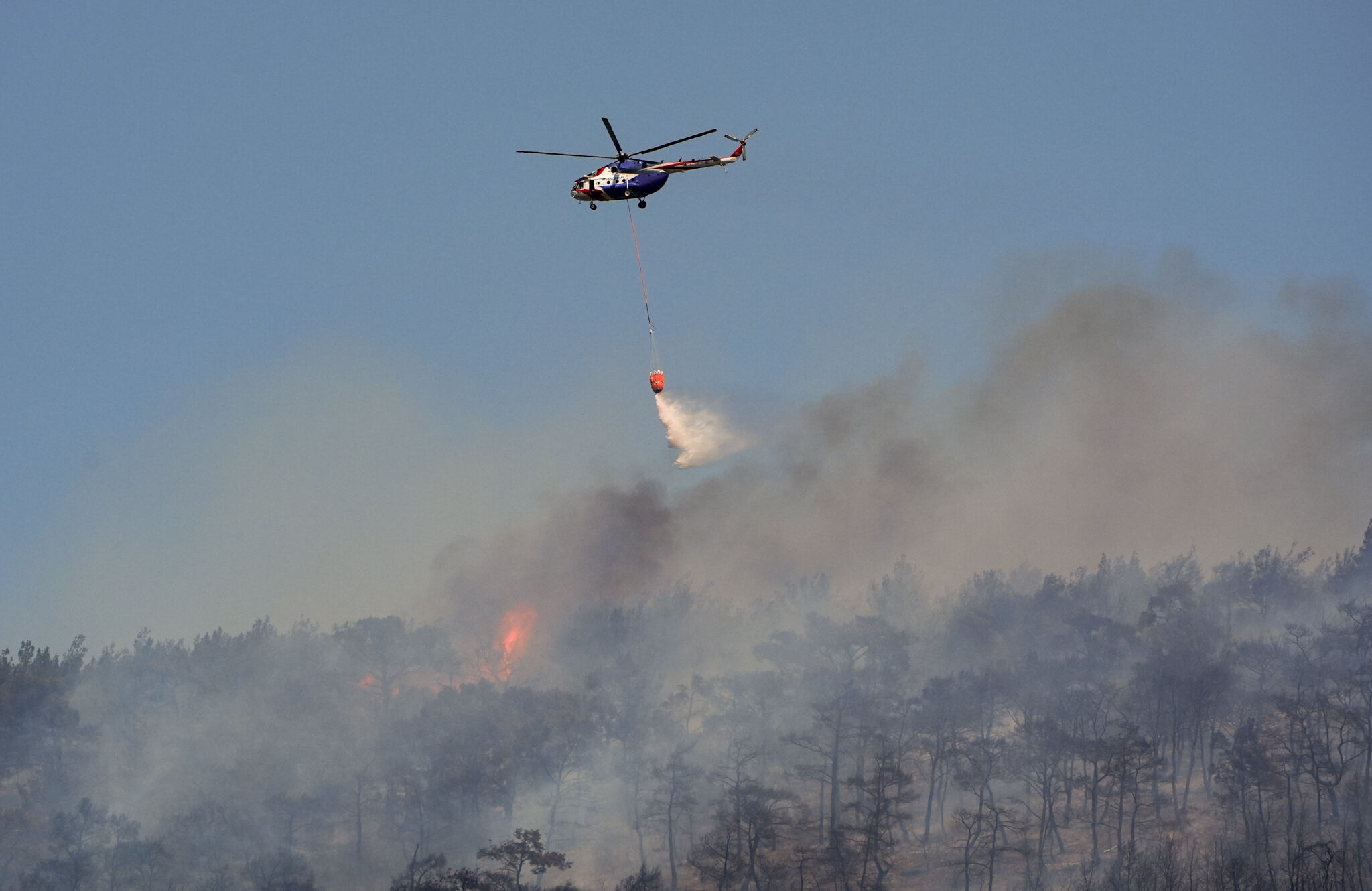 Foça'da korkutan yangın! Çok sayıda ekip olay yerinde - 2. Resim