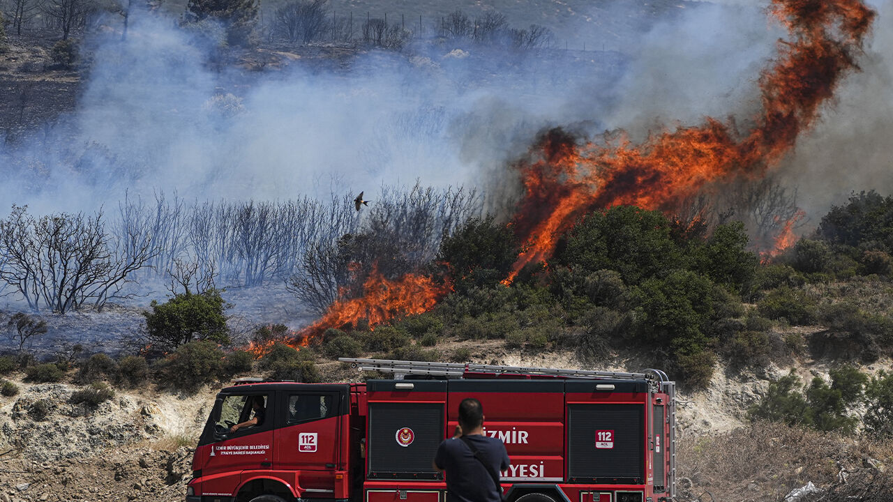 Foça'da korkutan yangın! Çok sayıda ekip olay yerinde - 1. Resim
