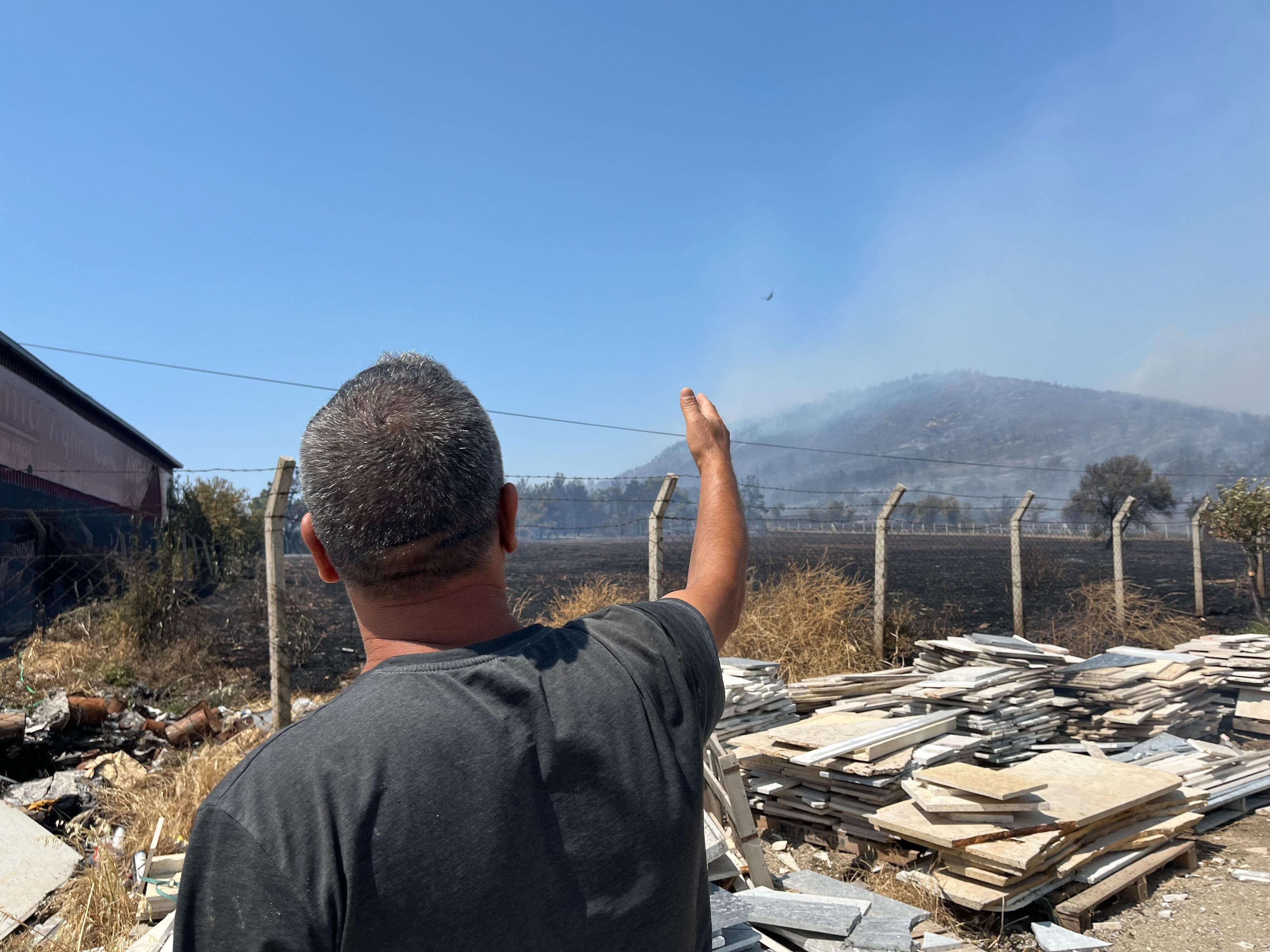 Foça'da korkutan yangın! Çok sayıda ekip olay yerinde - 5. Resim