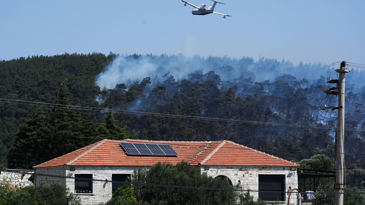 Foça'da korkutan yangın! Çok sayıda ekip olay yerinde - 3. Resim