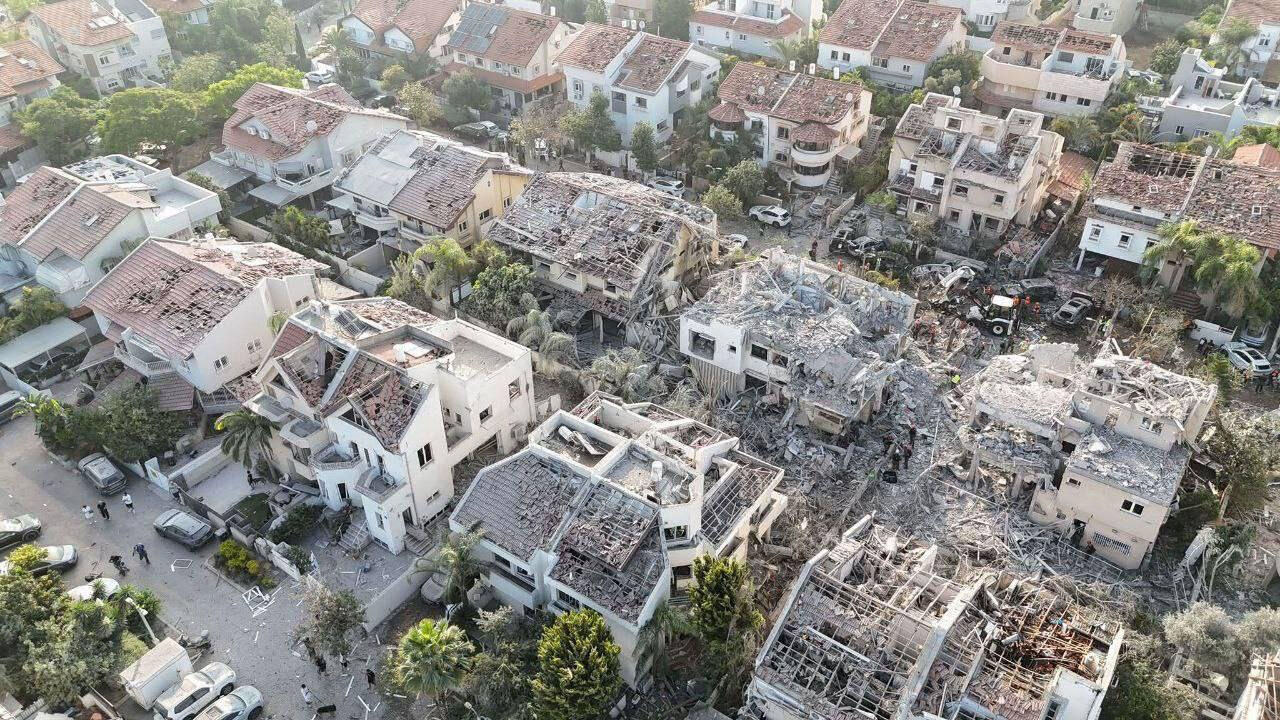 İran'dan İsrail'e misilleme saldırısı! Balistik füzeler ateşlendi, ölü ve yaralılar var İran’ın gece saatlerinde düzenlediği füze saldırılarının ardından Tel Aviv’de oluşan yıkım görüntülendi.