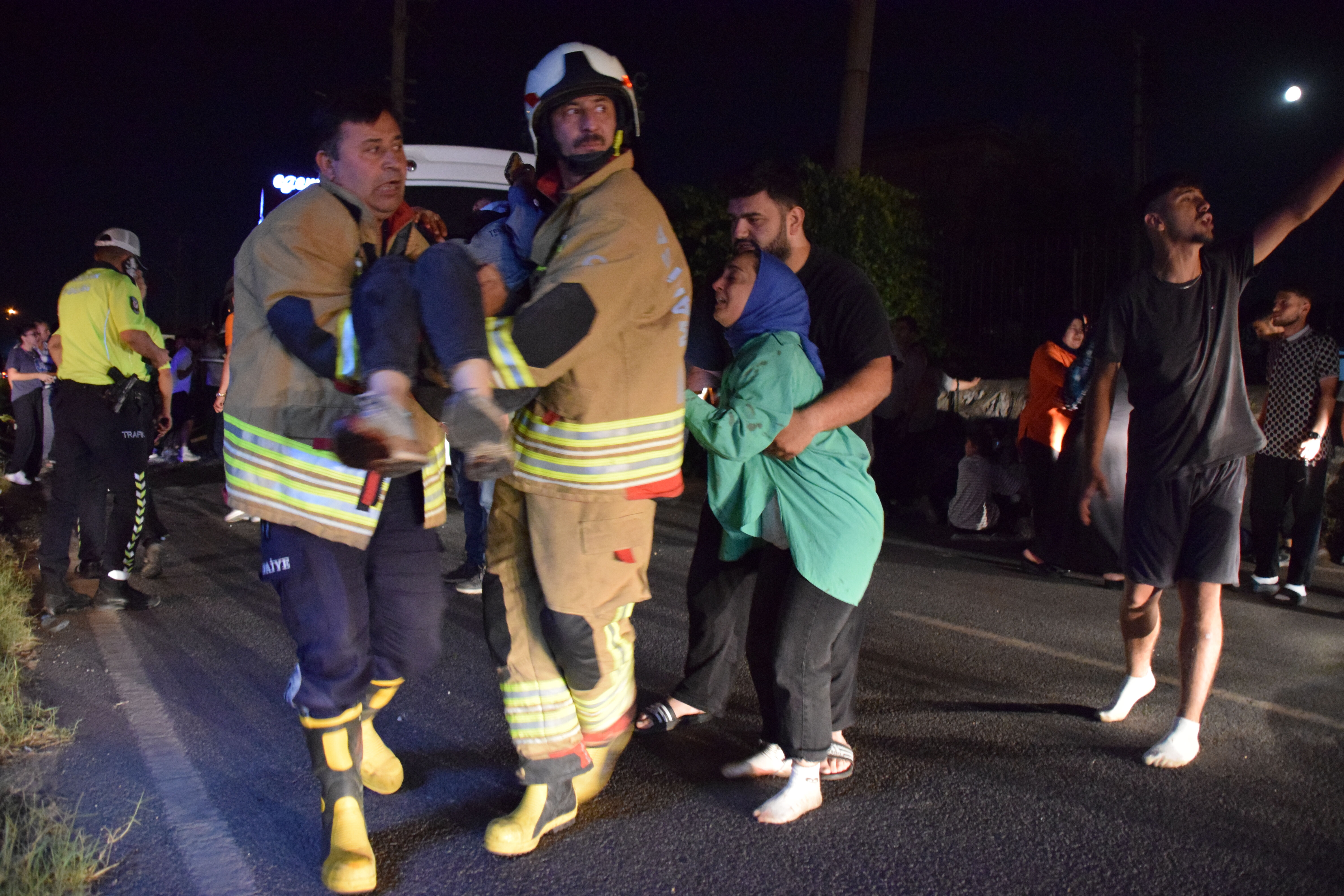 İşçi servisi park halindeki tıra çarptı! Çok sayıda yaralı var - 2. Resim