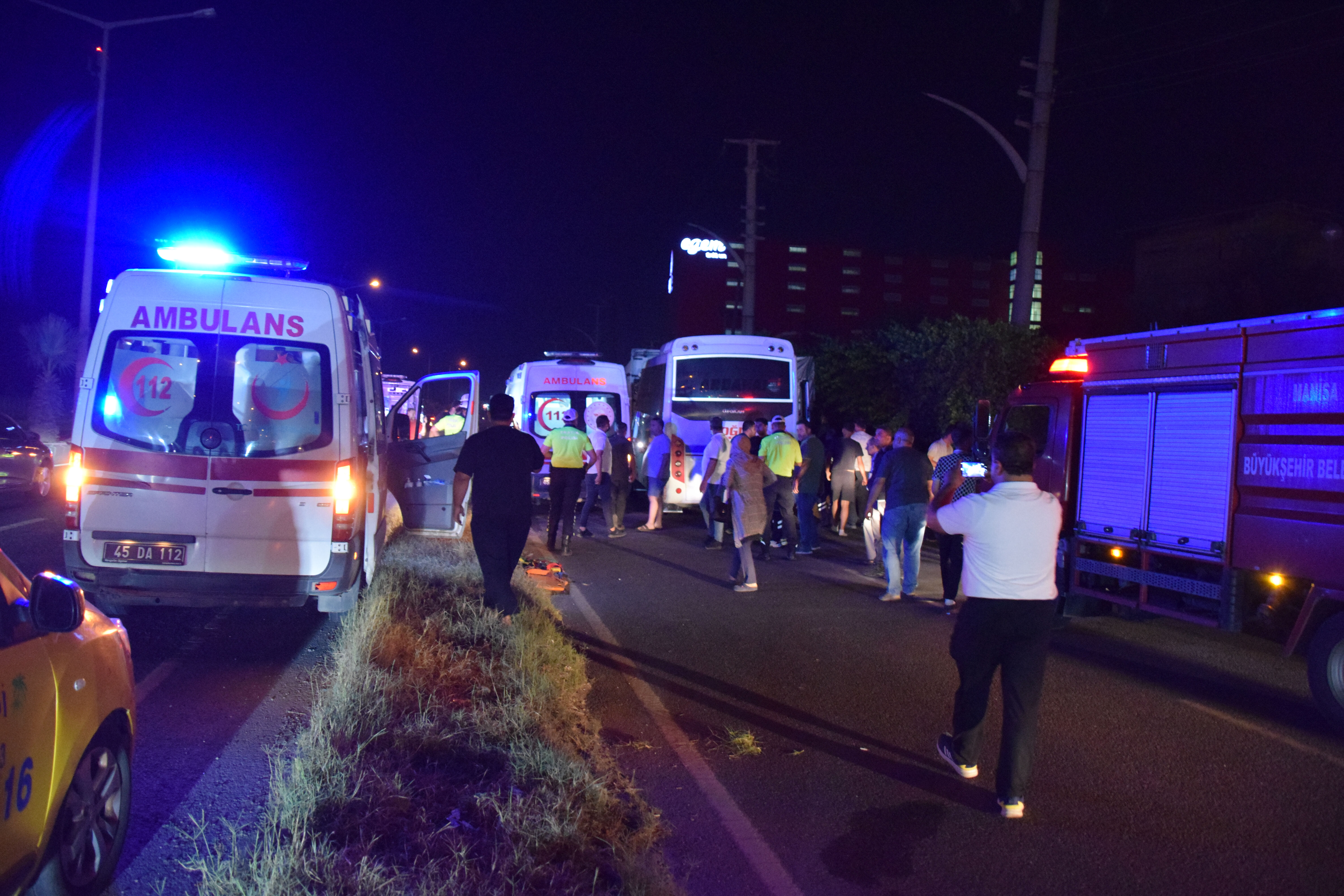 İşçi servisi park halindeki tıra çarptı! Çok sayıda yaralı var - 1. Resim