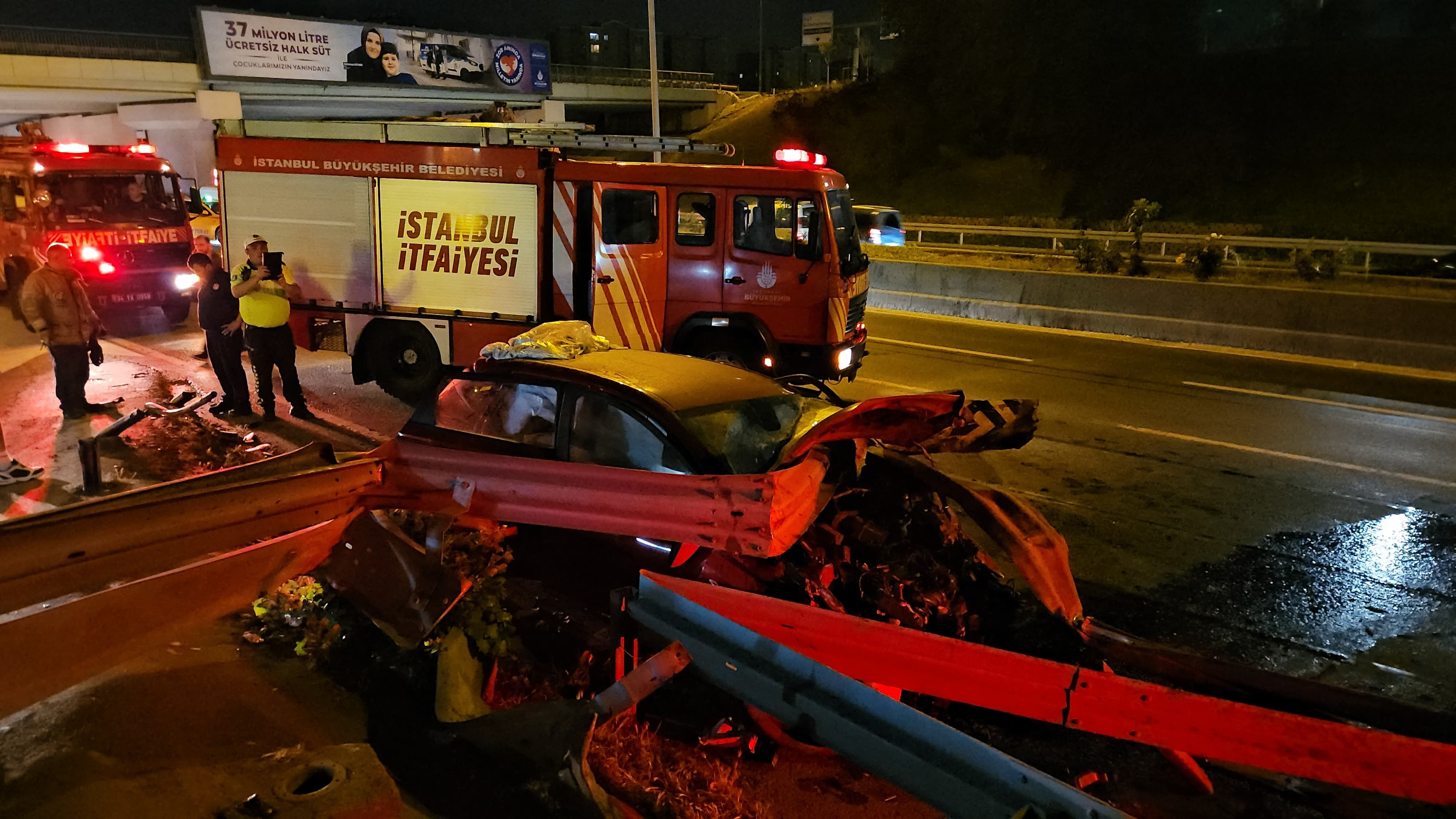 İstanbul'da korkunç kaza! Bariyer ön camdan girdi, şoför mahallinden çıktı - 1. Resim