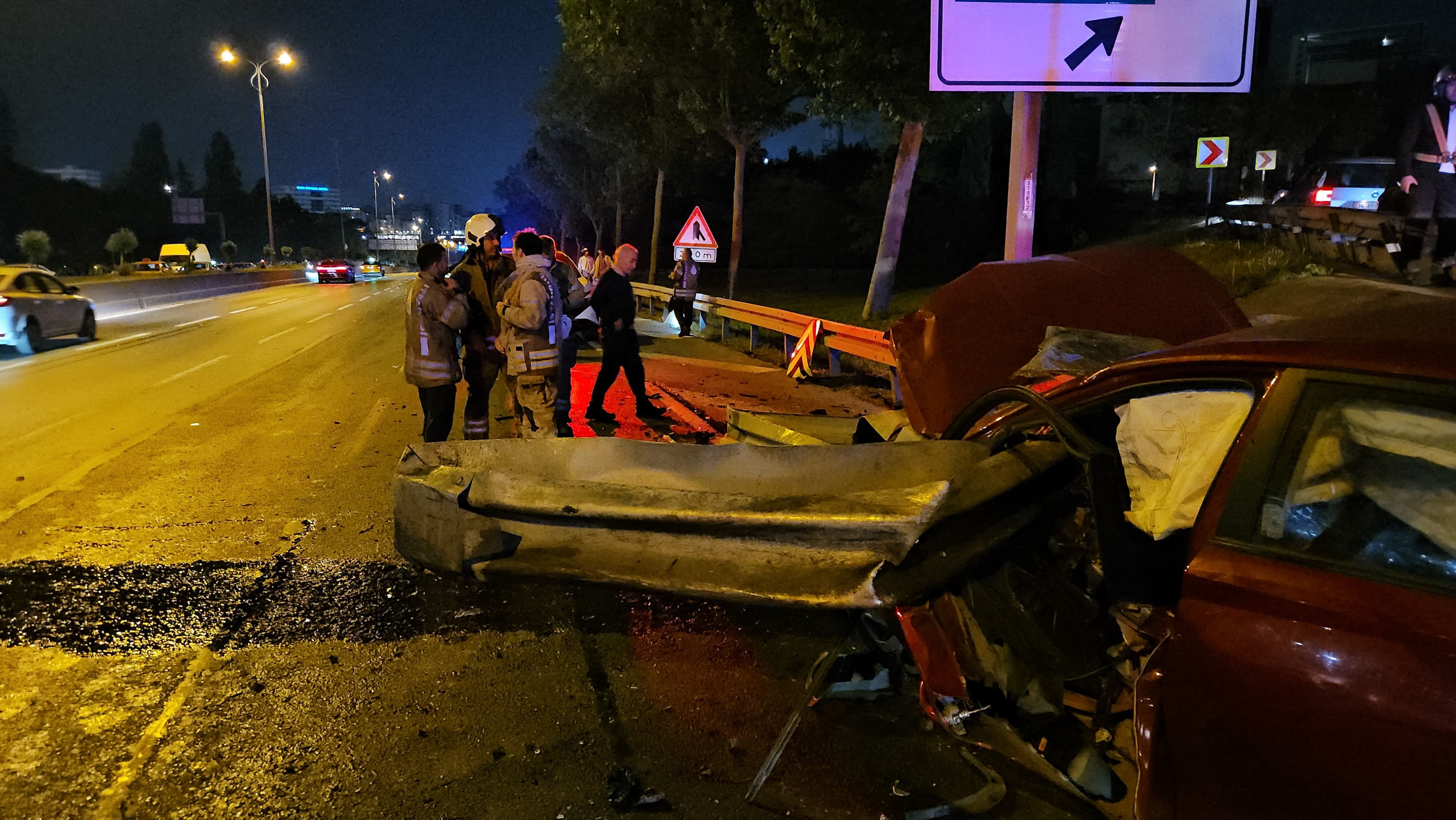 İstanbul'da korkunç kaza! Bariyer ön camdan girdi, şoför mahallinden çıktı - 2. Resim