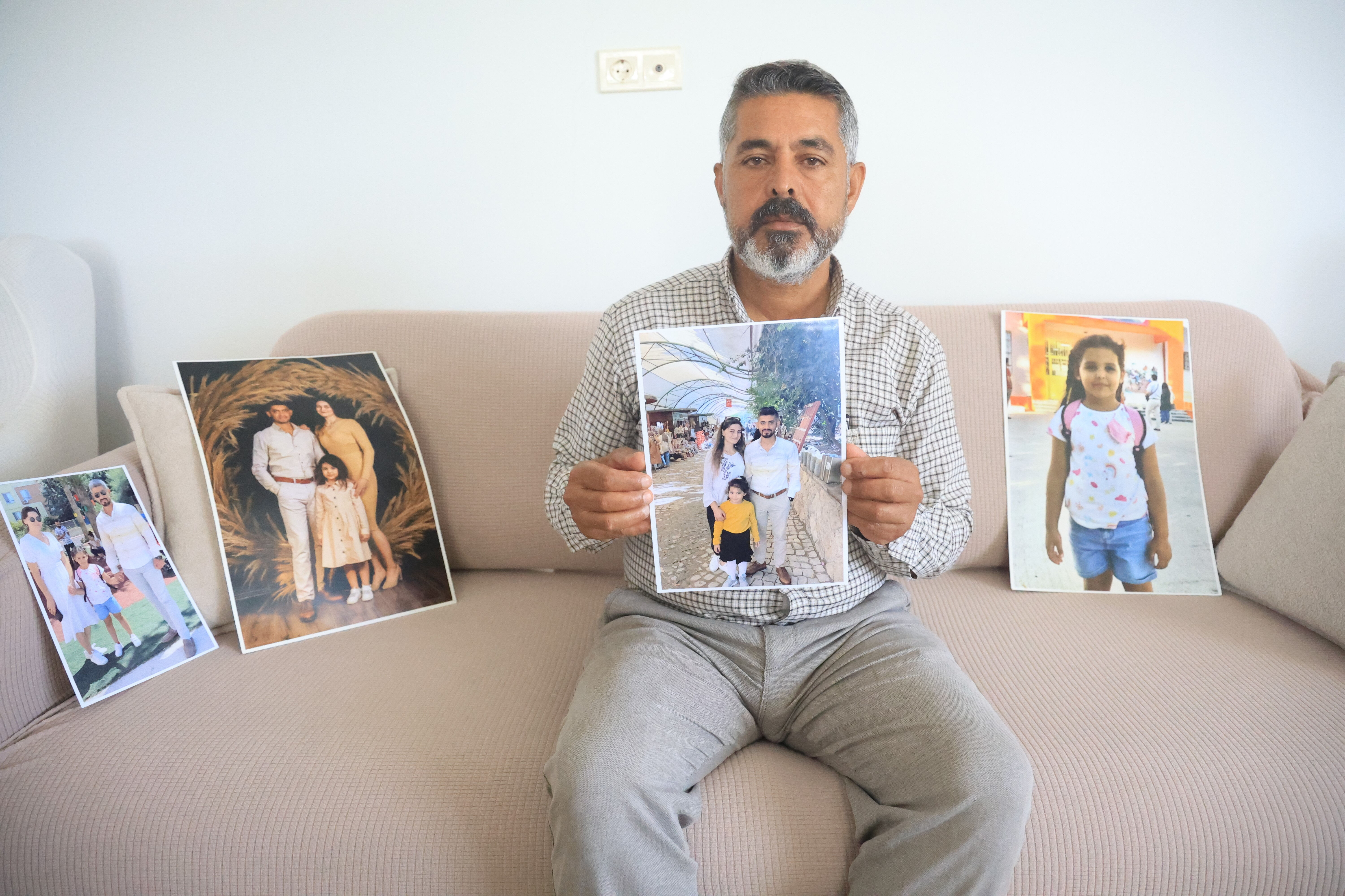 O gün adeta yok oldular! Acılı baba elinde fotoğraflarla her yerde arıyor - 2. Resim