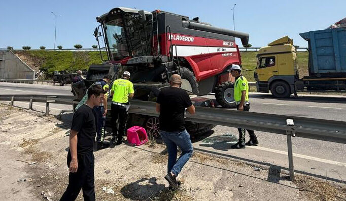 Otoyolda freni kilitlenen biçerdöver dehşeti yaşattı!  Araba kağıt gibi ezildi: 2'si kedi 4 yaralı Otoyolda freni kilitlenen biçerdöver dehşeti yaşattı!  Araba kağıt gibi ezildi: 2'si kedi 4 yaralı - 3. Resim