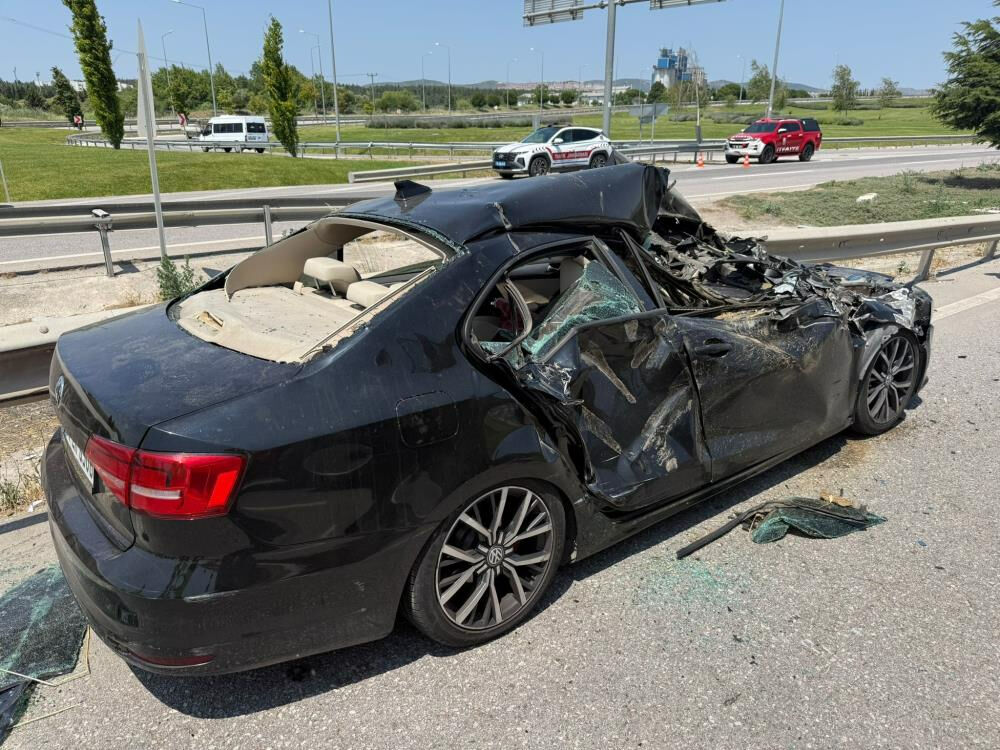 Otoyolda freni kilitlenen biçerdöver dehşeti yaşattı!  Araba kağıt gibi ezildi: 2'si kedi 4 yaralı Otoyolda freni kilitlenen biçerdöver dehşeti yaşattı!  Araba kağıt gibi ezildi: 2'si kedi 4 yaralı - 2. Resim