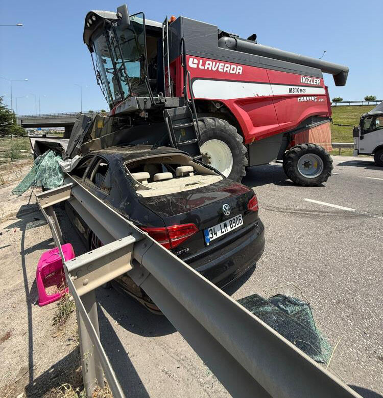 Otoyolda freni kilitlenen biçerdöver dehşeti yaşattı!  Araba kağıt gibi ezildi: 2'si kedi 4 yaralı Otoyolda freni kilitlenen biçerdöver dehşeti yaşattı!  Araba kağıt gibi ezildi: 2'si kedi 4 yaralı - 1. Resim