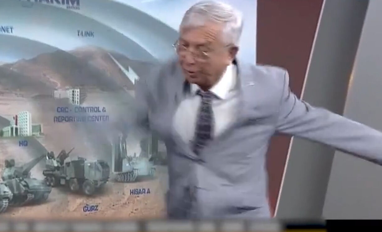 Profesörden canlı yayında Osmanlı tokadı canlandırması! Bir izleyen bir daha izliyor - 1. Resim