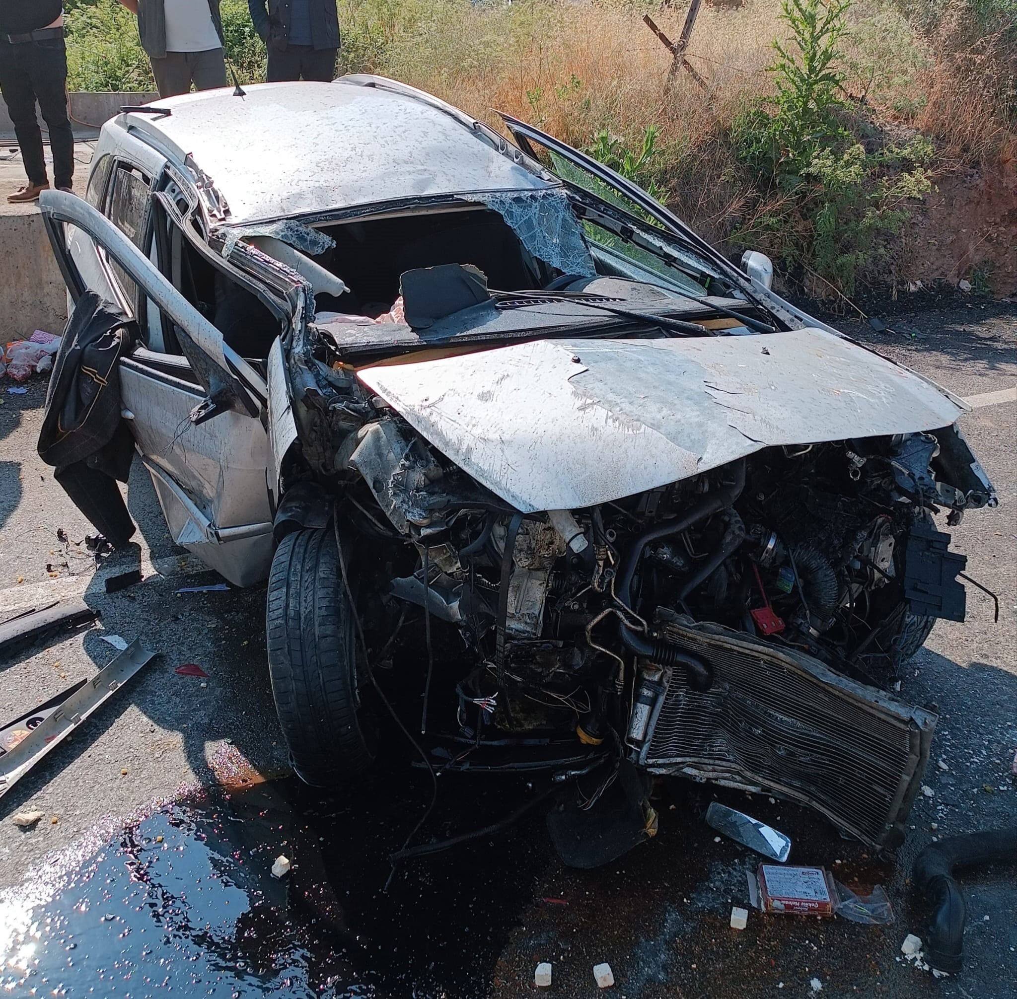 Refüje çarpıp takla attı, başka bir araca daha çarptı! Çok sayıda yaralı var - 2. Resim