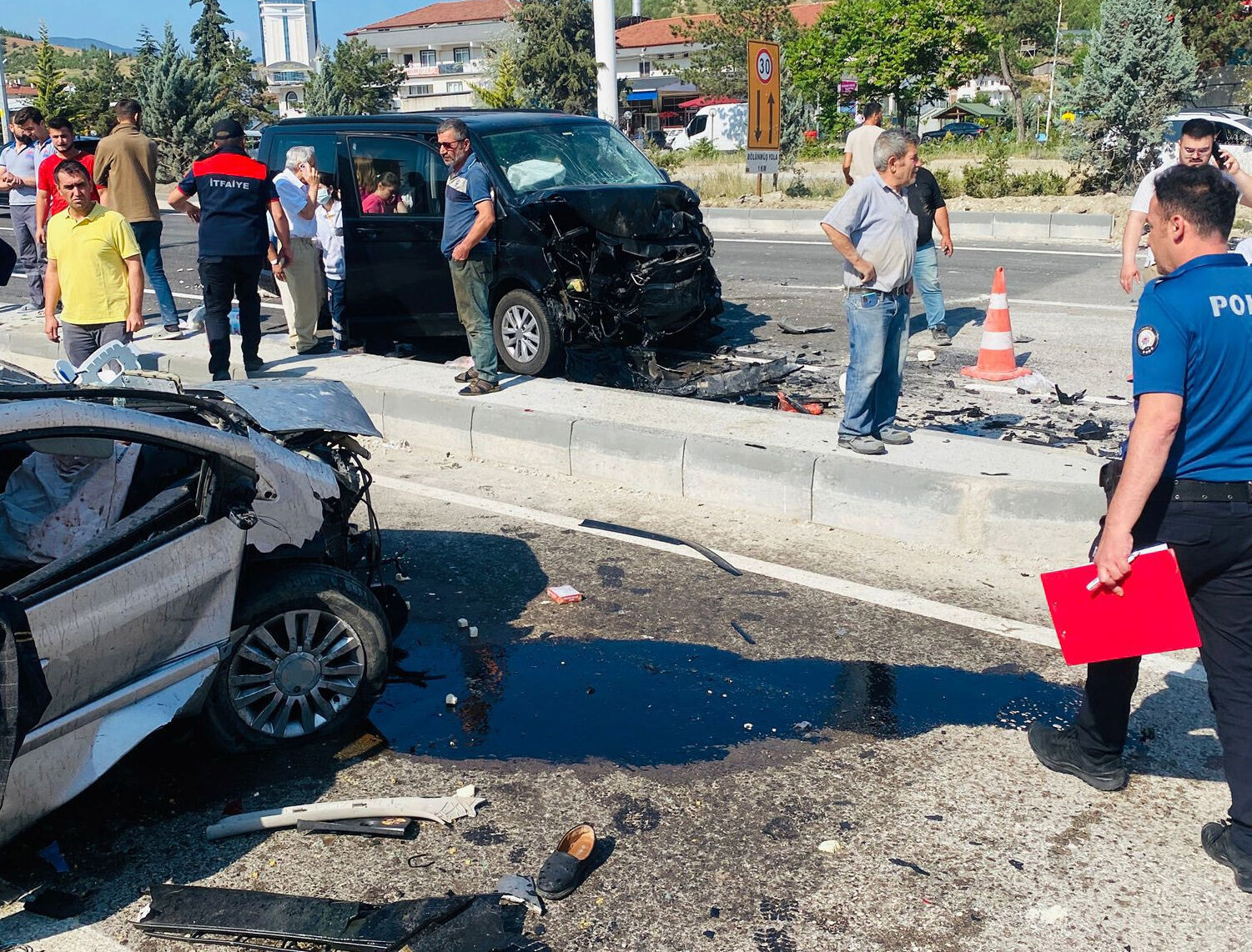 Refüje çarpıp takla attı, başka bir araca daha çarptı! Çok sayıda yaralı var - 1. Resim